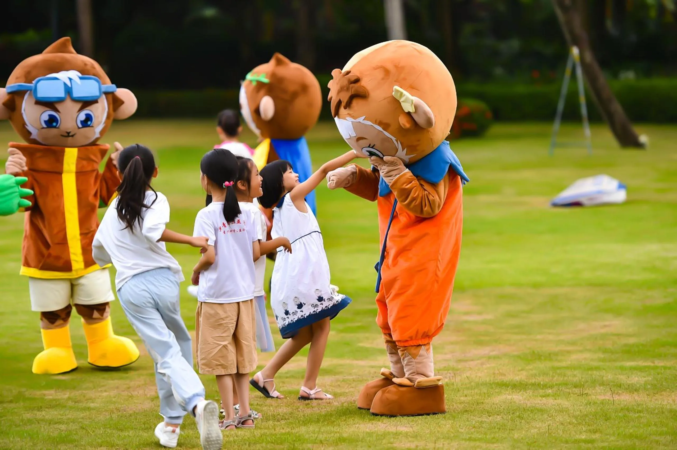 children in Shangri-La Sanya