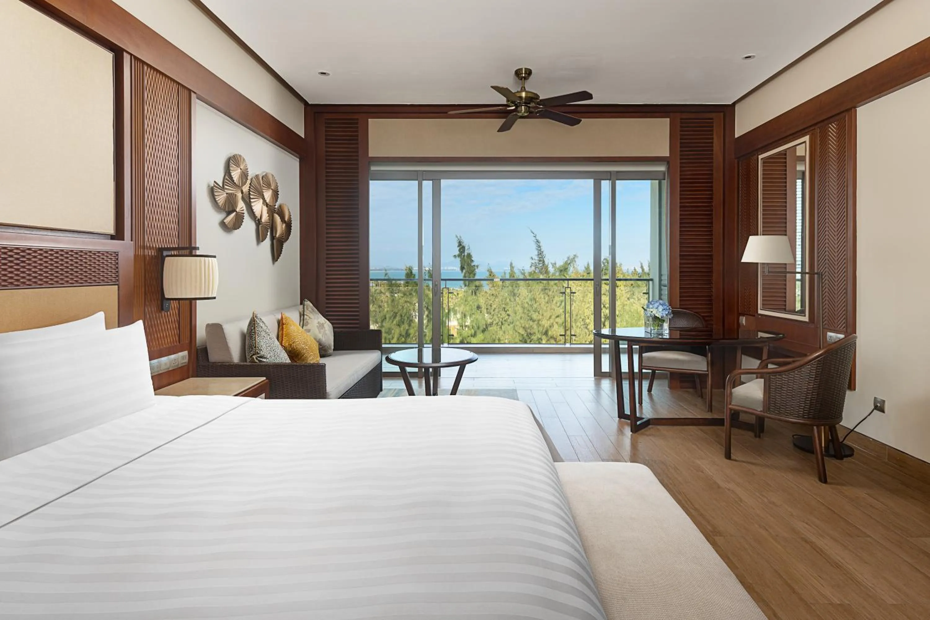 Photo of the whole room, Bed in Shangri-La Sanya