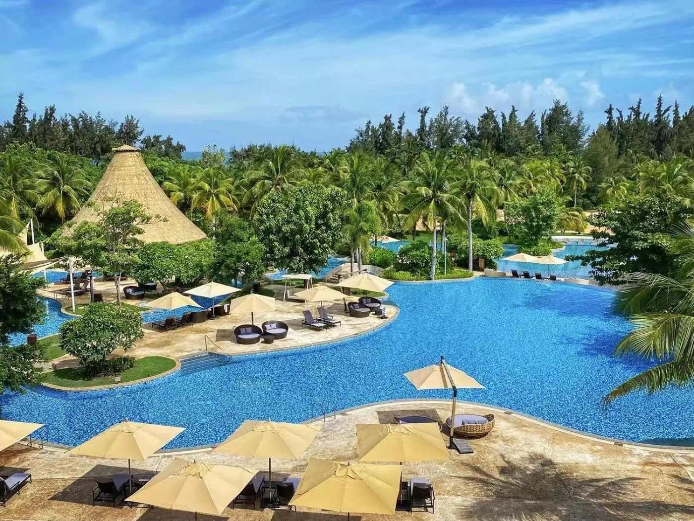 Swimming pool in Shangri-La Sanya