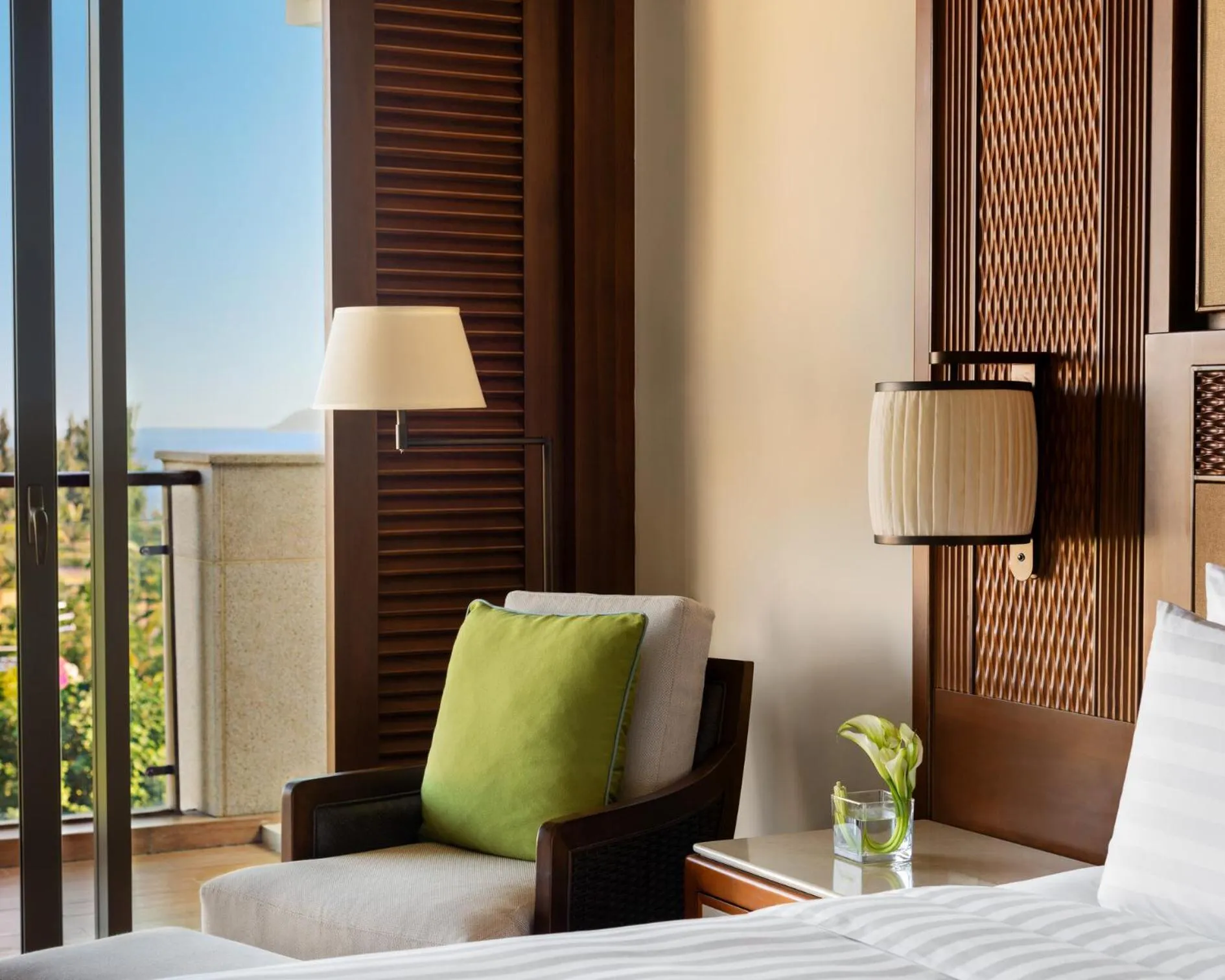 Living room, Bed in Shangri-La Sanya