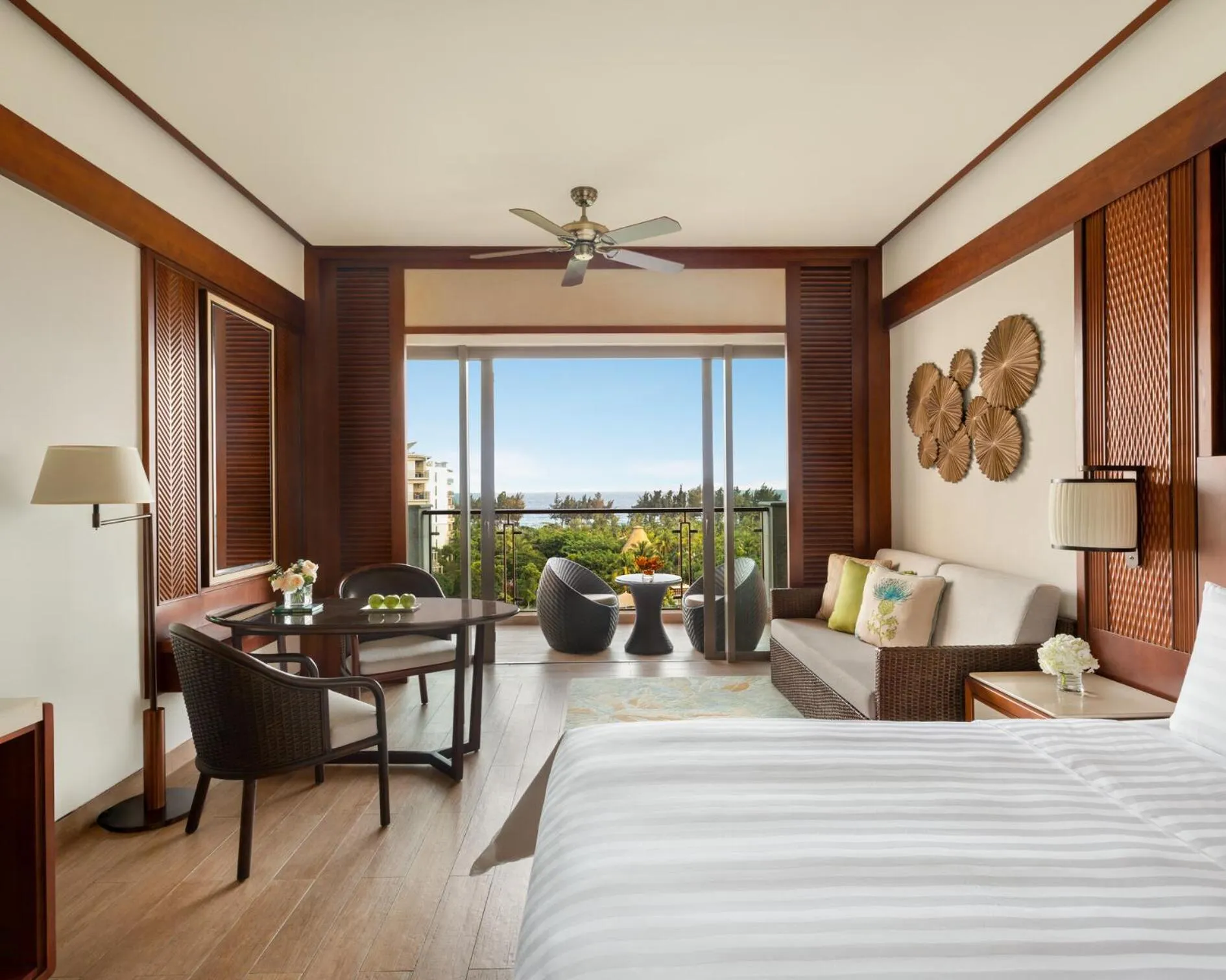 Photo of the whole room, Bed in Shangri-La Sanya