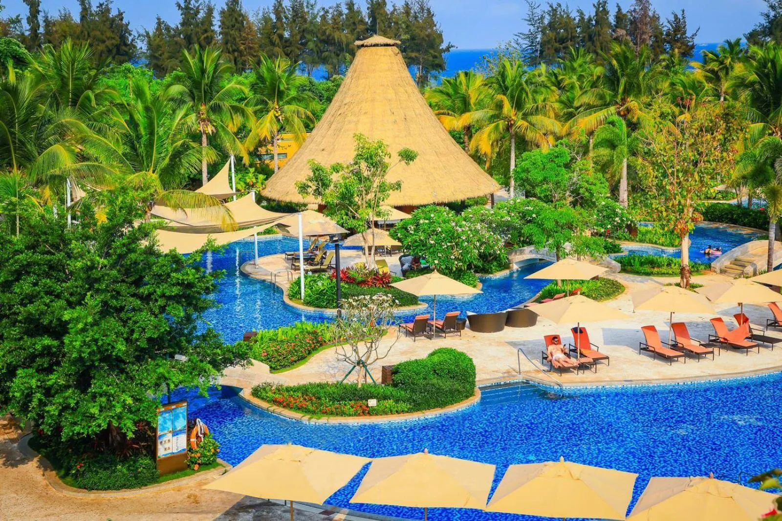 Swimming pool in Shangri-La Sanya