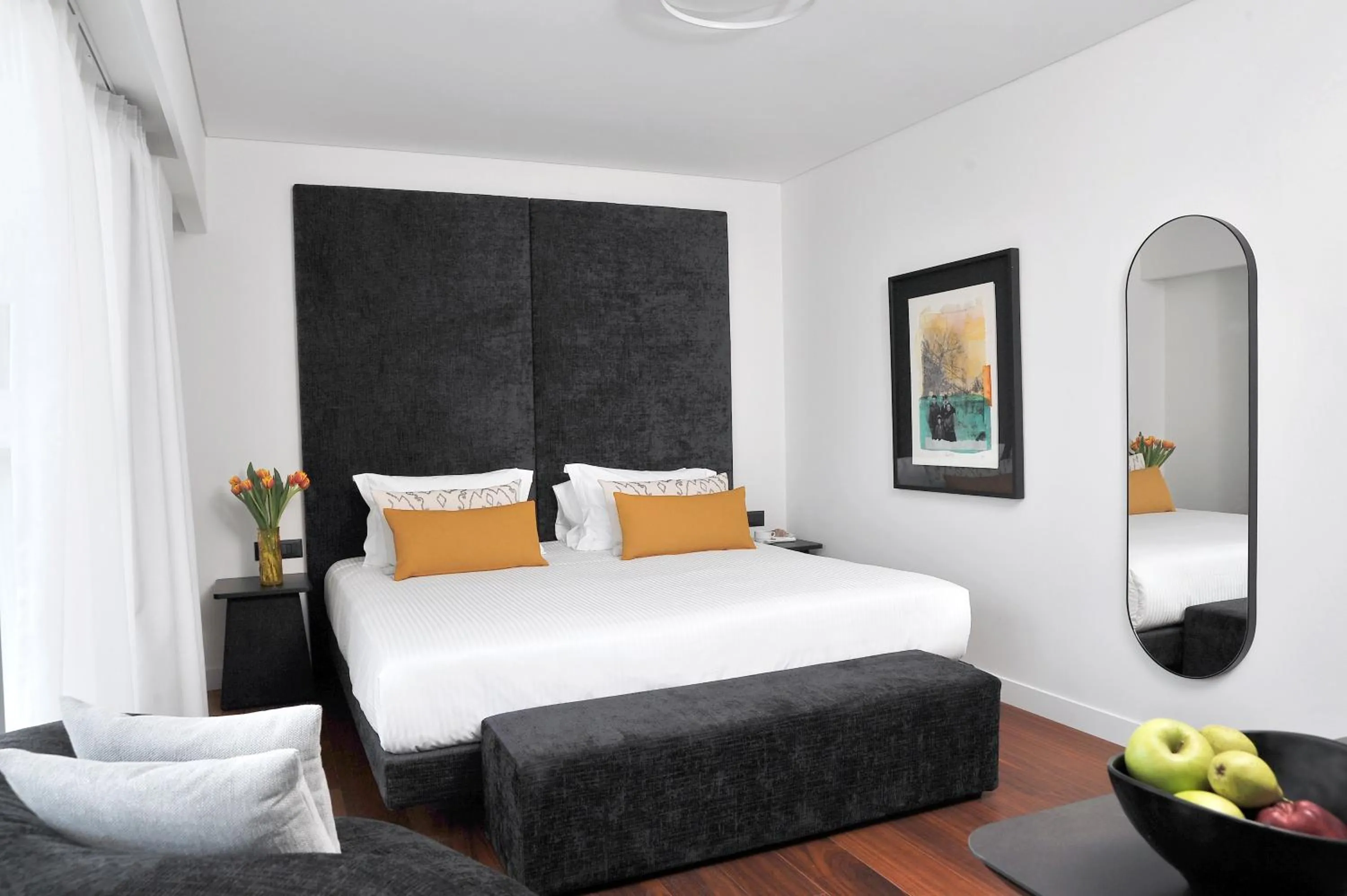 Photo of the whole room, Bed in The Athenaeum Luxury Hotel