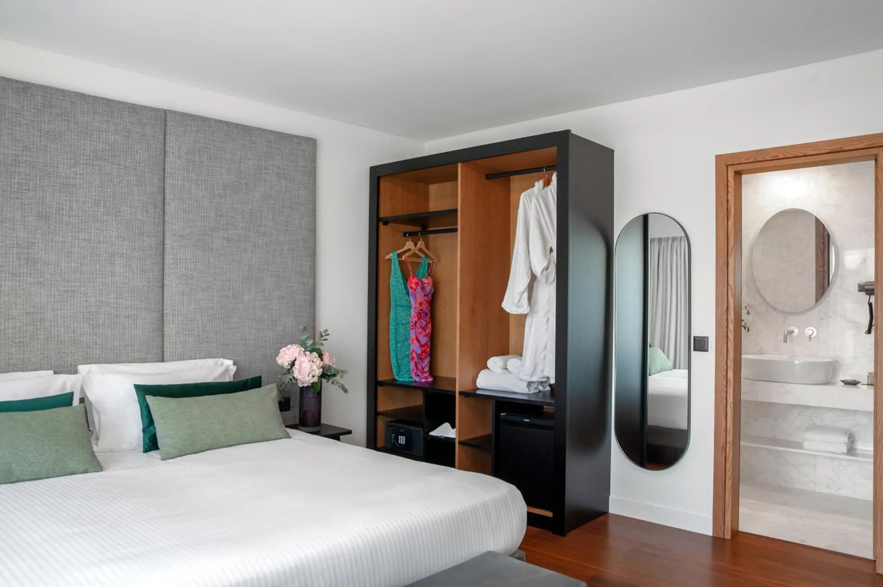 Bed in The Athenaeum Luxury Hotel Bed in The Athenaeum Luxury Hotel