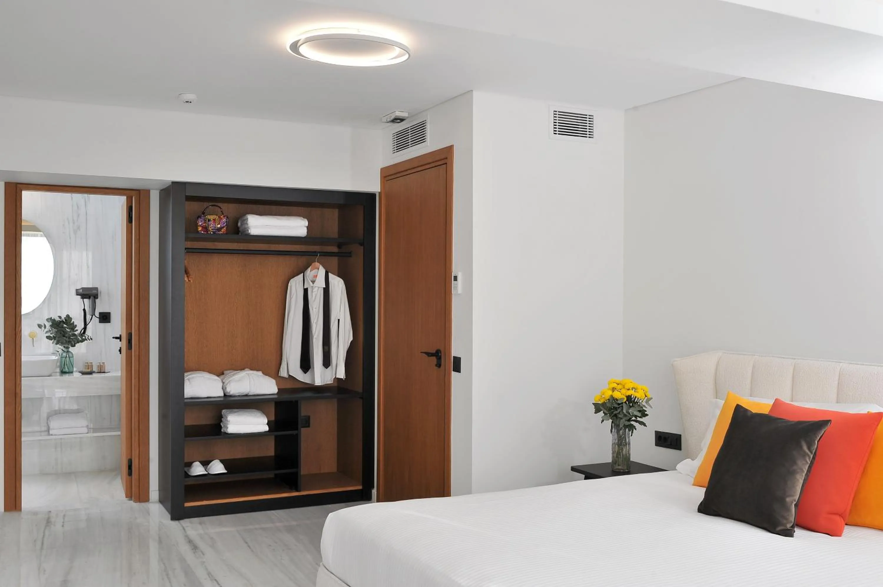 Bed in The Athenaeum Luxury Hotel