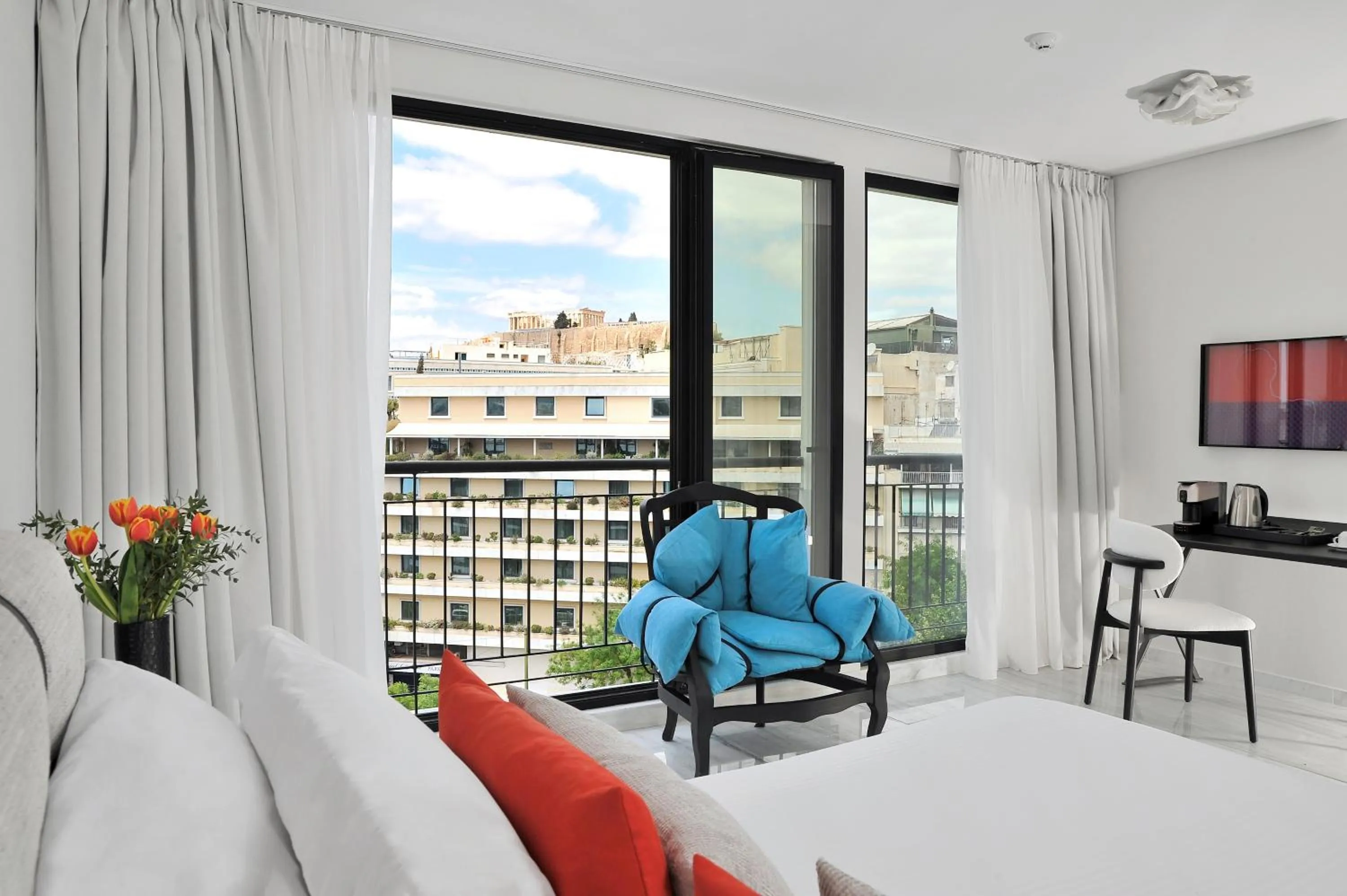 Bed in The Athenaeum Luxury Hotel