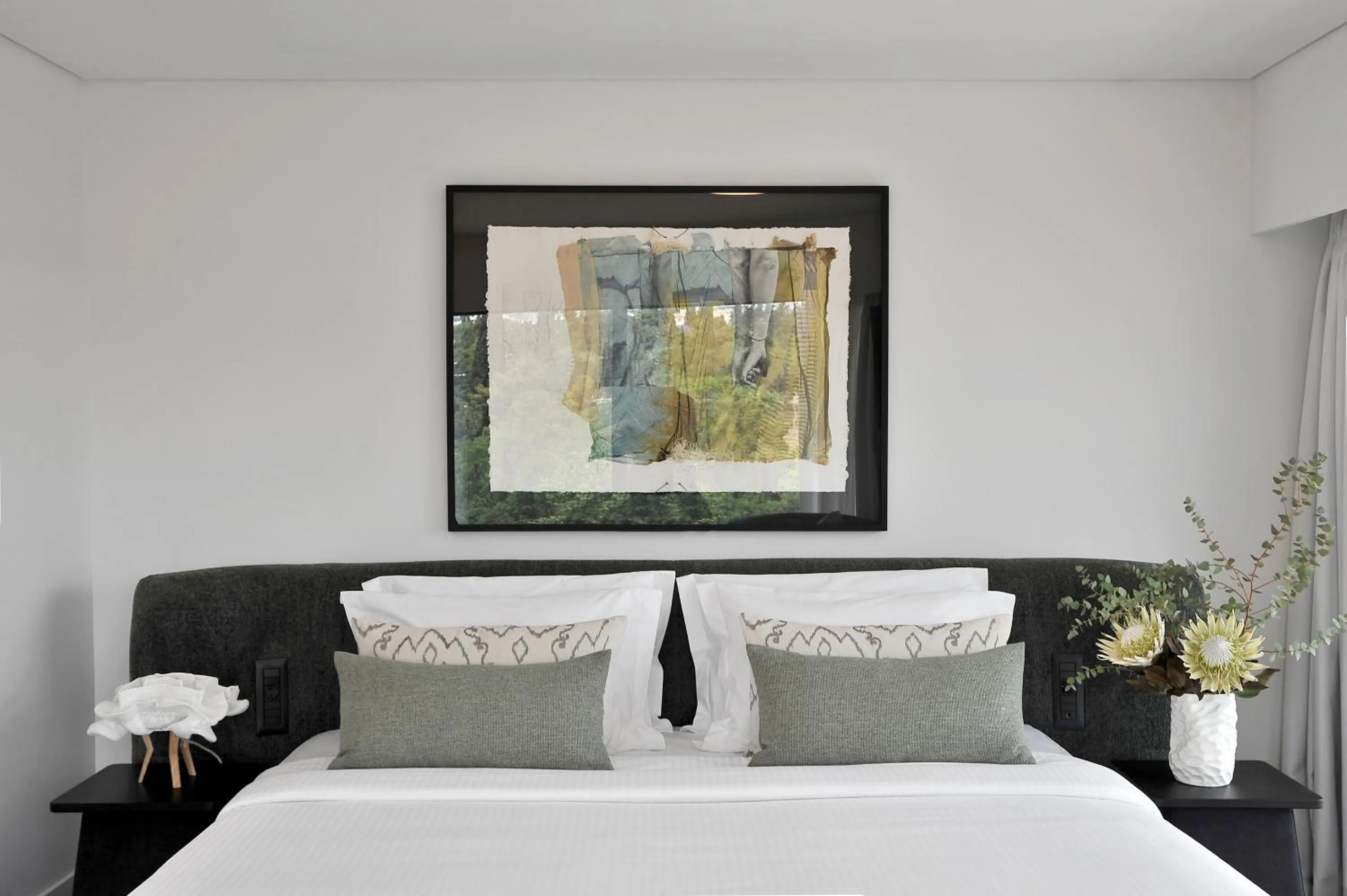 Bed in The Athenaeum Luxury Hotel