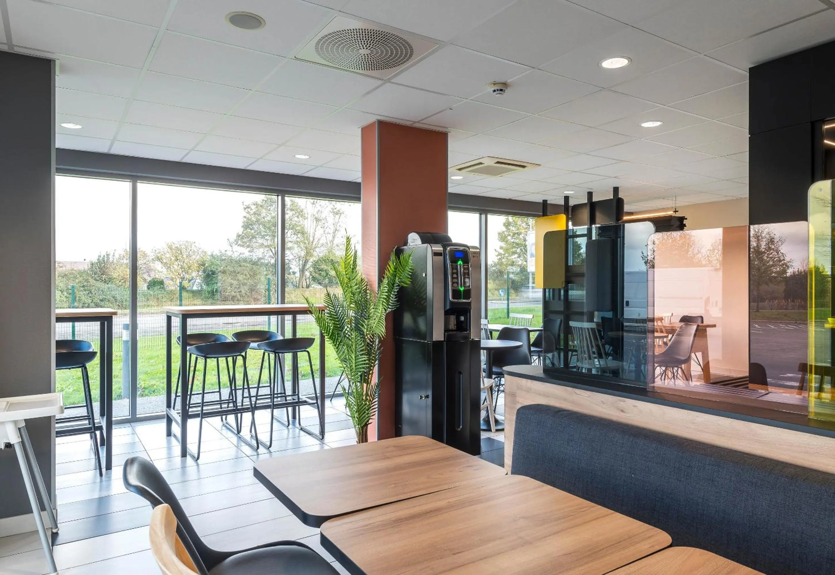 Breakfast in B&B HOTEL Laval Ouest