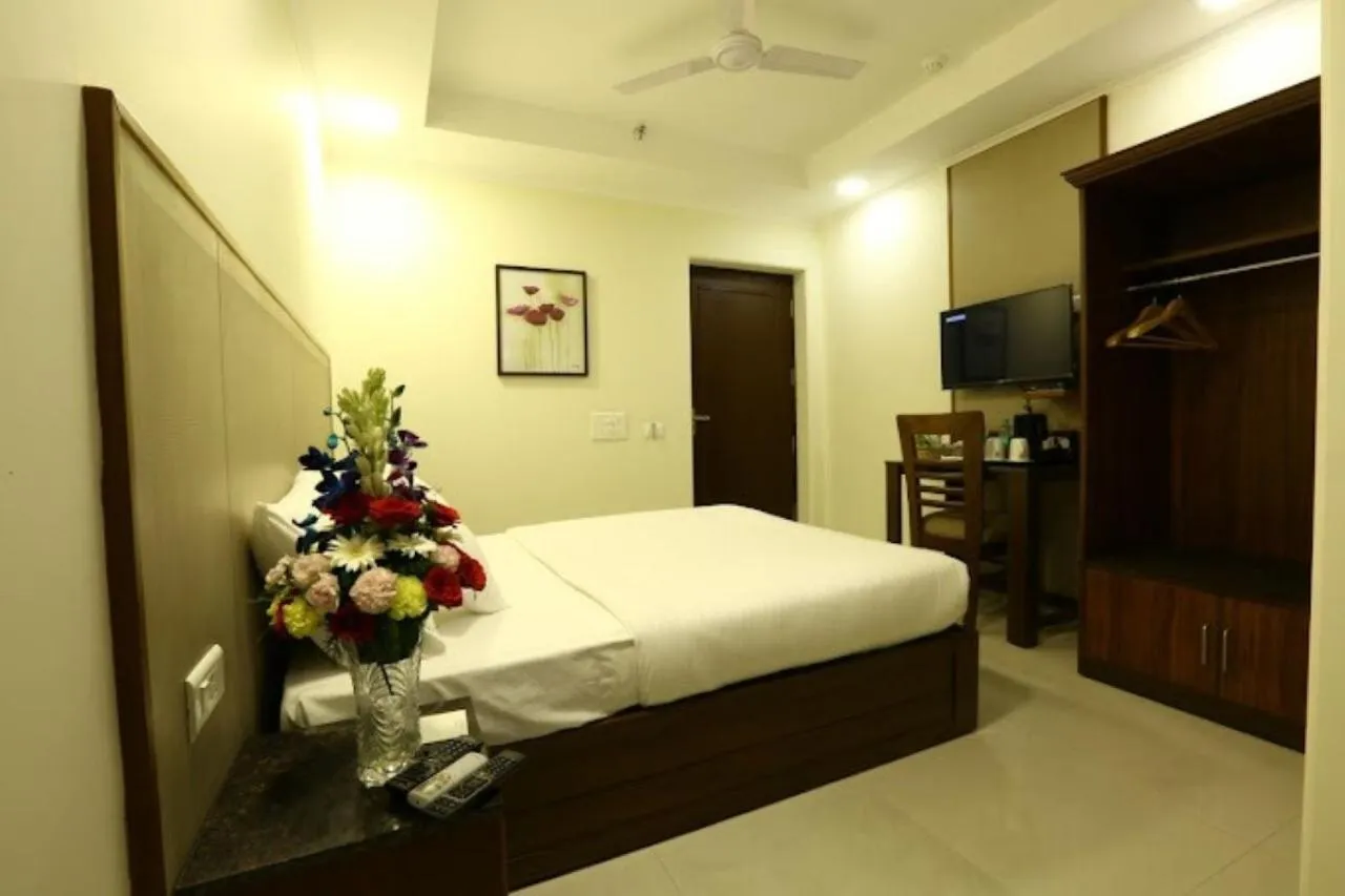 TV and multimedia, Bed in Hotel Rainbow Ghaziabad