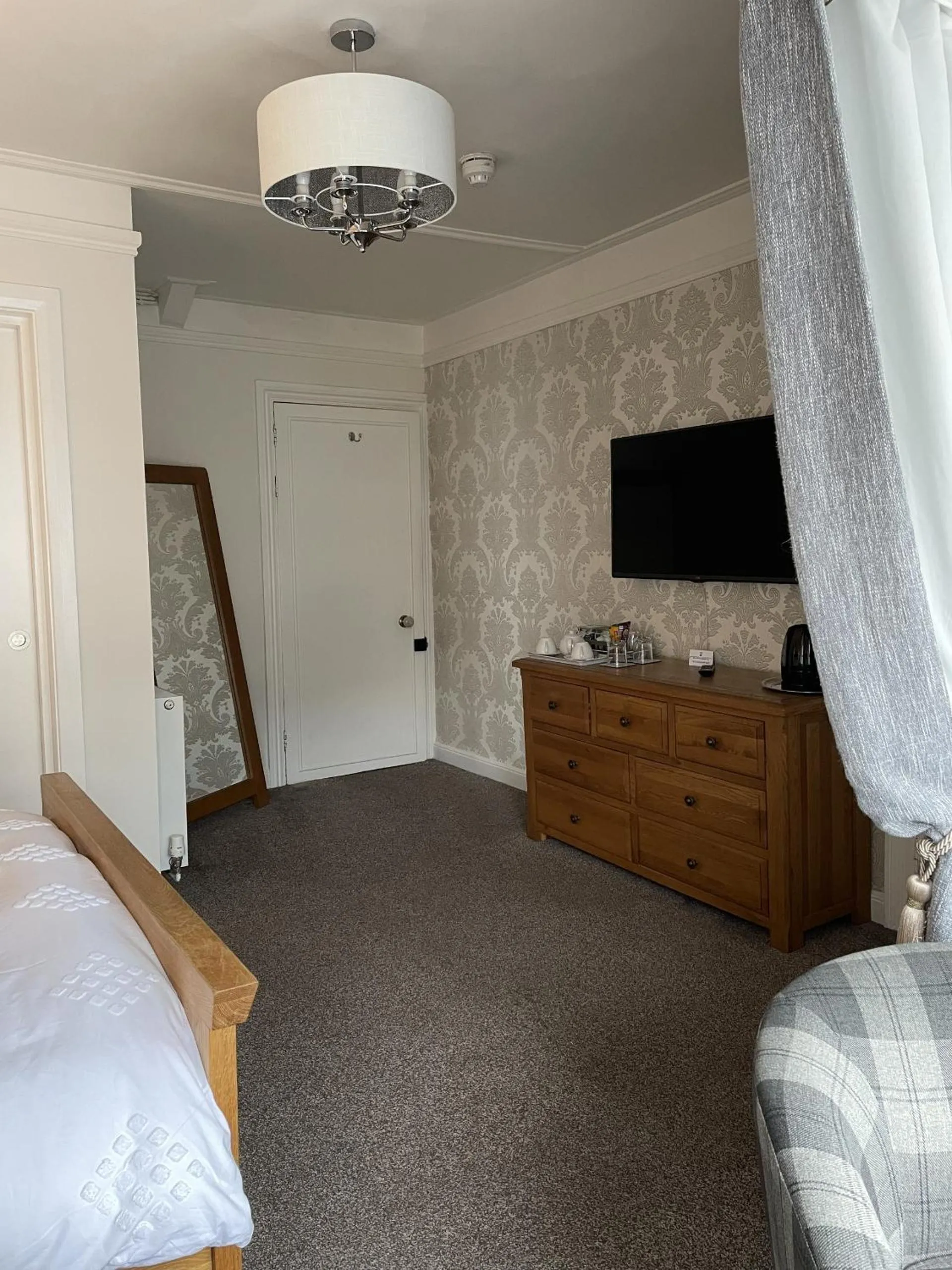 Bedroom, Bed in Little Mainstone Guest House