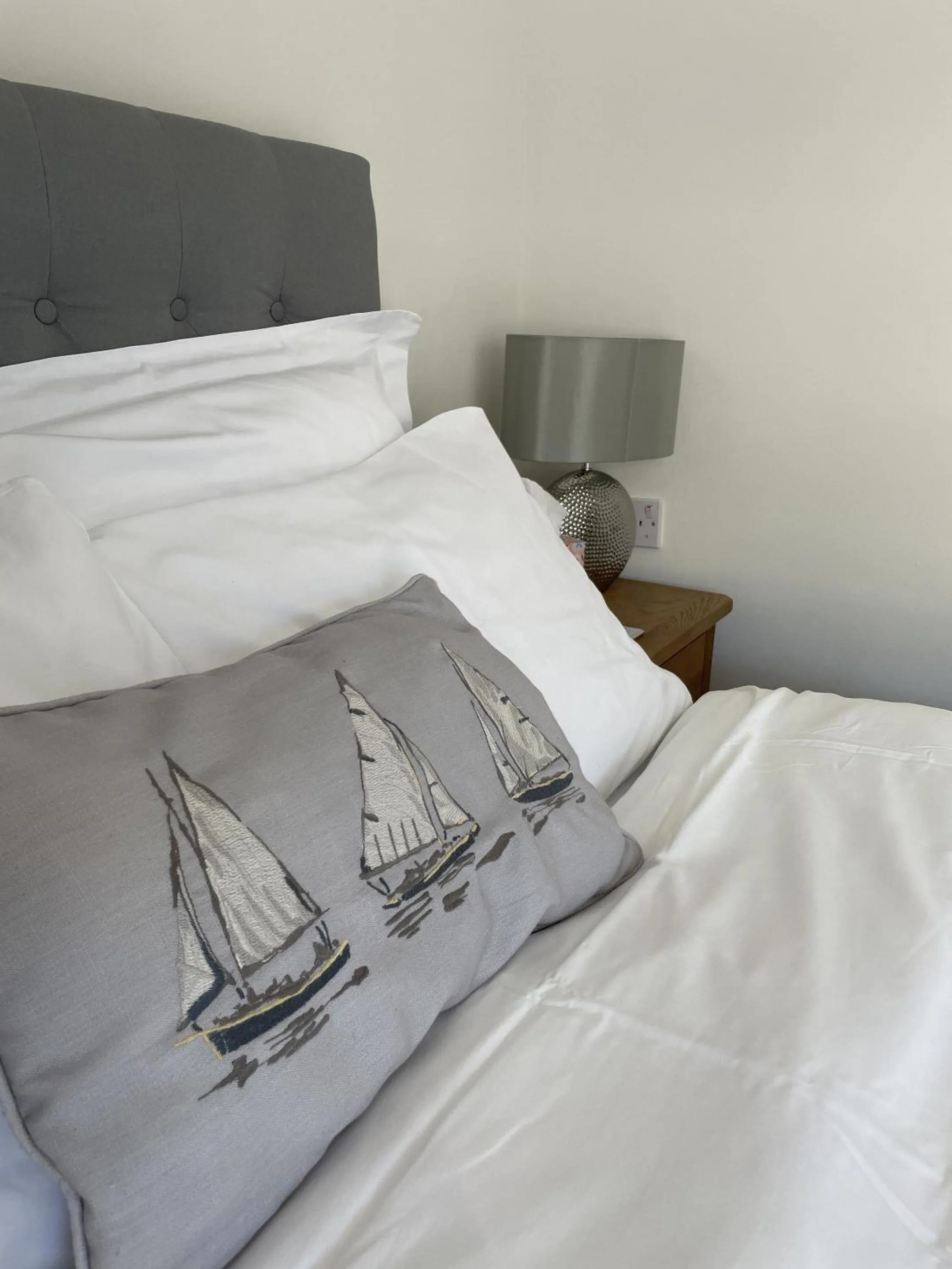 Bedroom, Bed in Little Mainstone Guest House