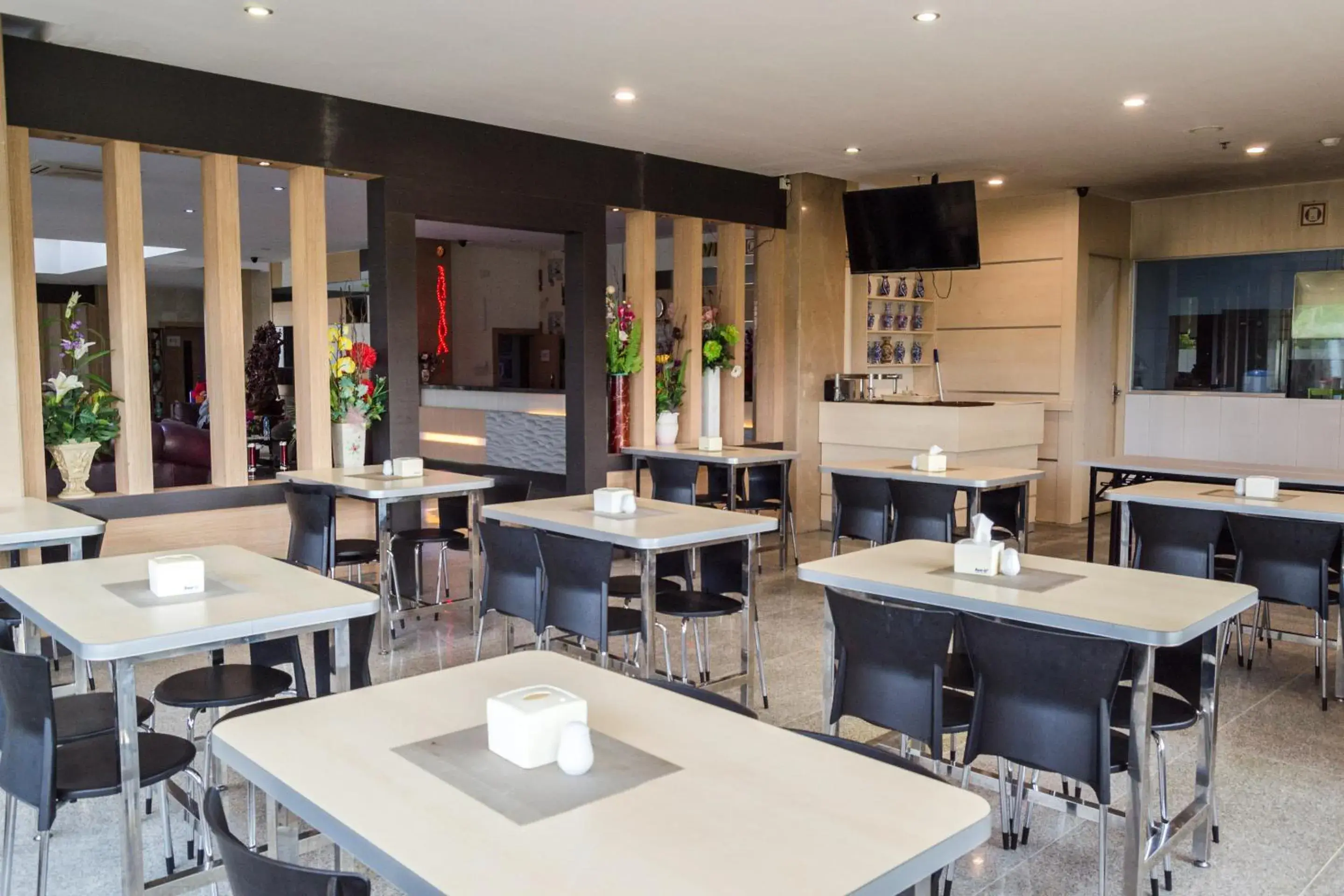 Restaurant/places to eat in Aviari Hotel Restaurant/places to eat in Aviari Hotel