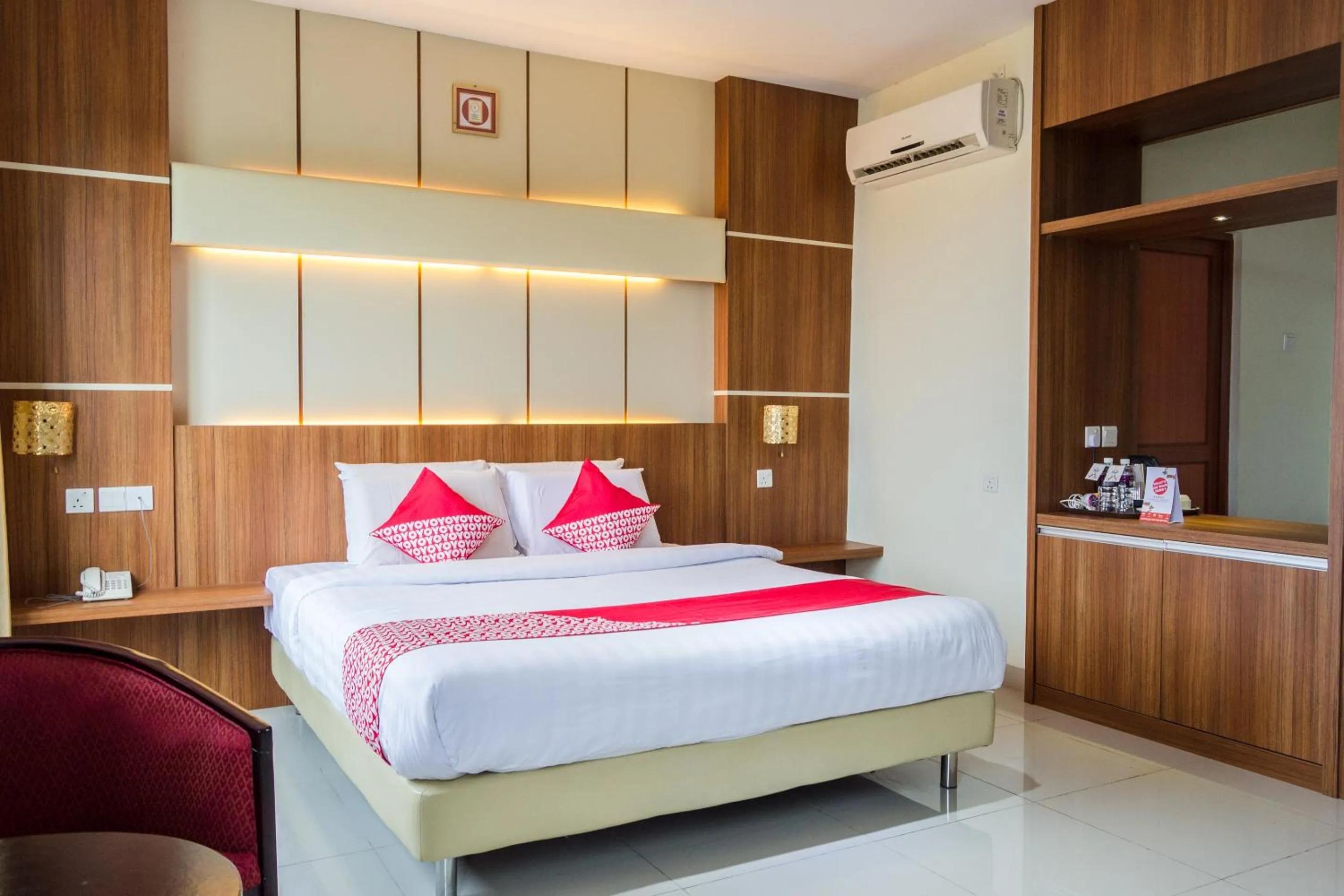 Bedroom, Bed in Aviari Hotel