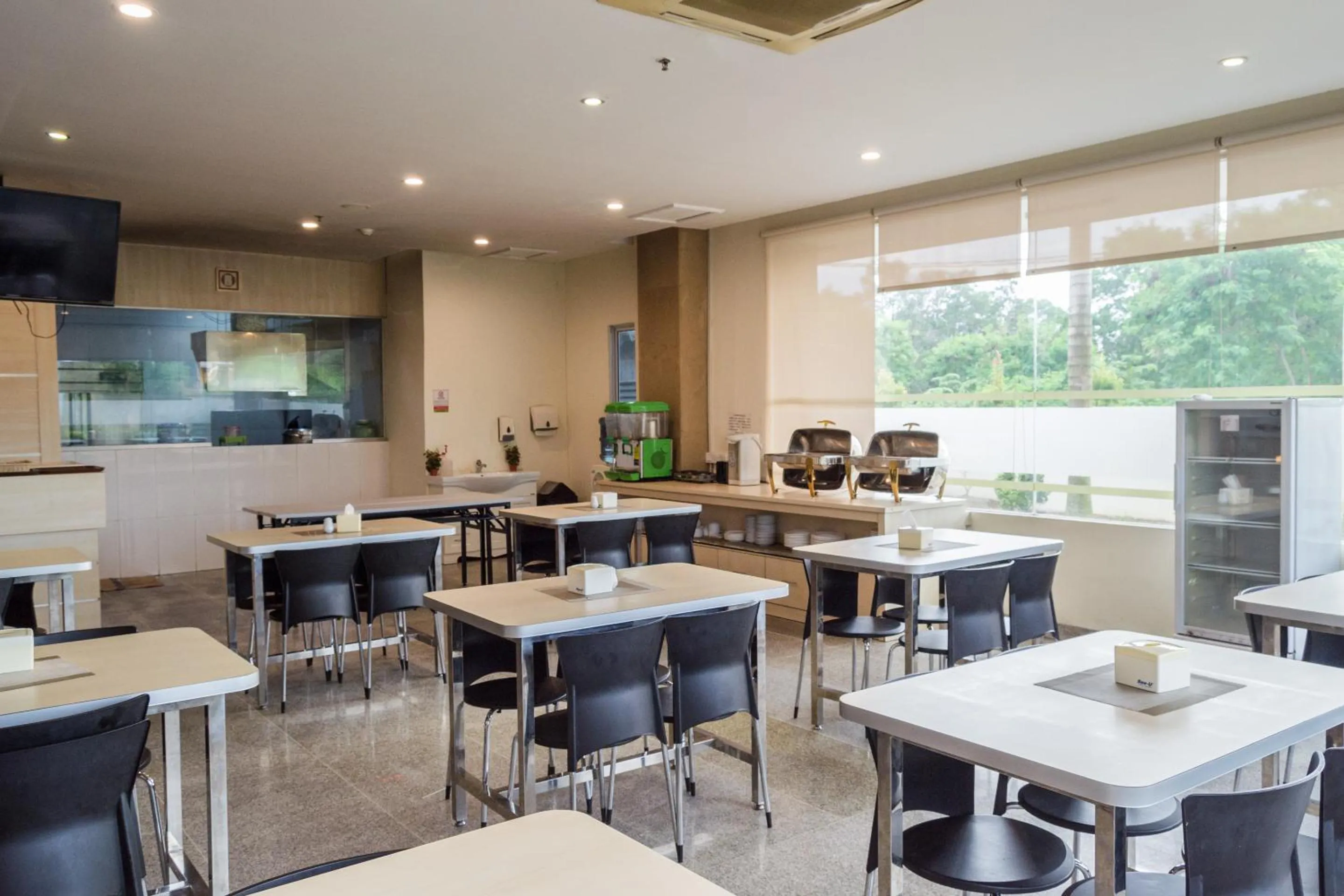 Restaurant/places to eat in Aviari Hotel