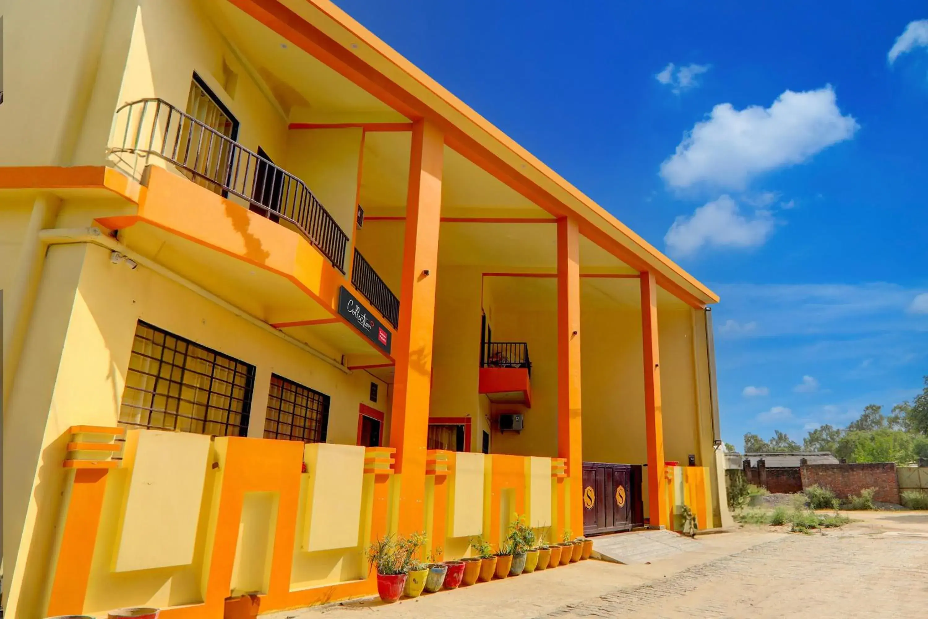 Facade/entrance in Hotel O Samar palace Facade/entrance in Hotel O Samar palace