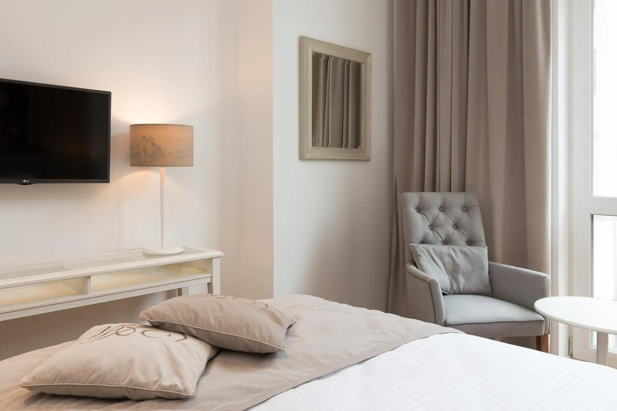 Photo of the whole room, Bed in AVANTI Home