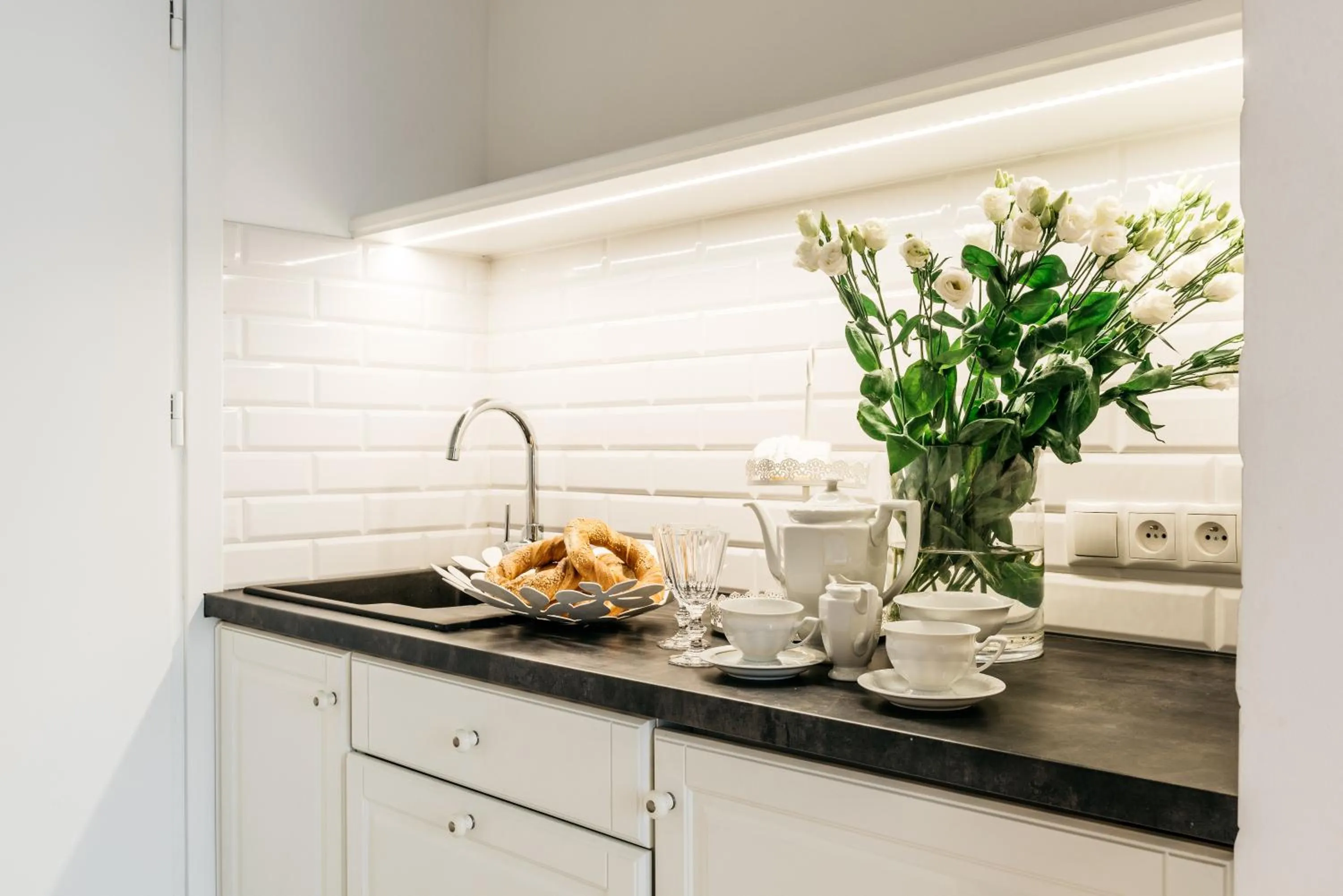 Kitchen or kitchenette in AVANTI Home