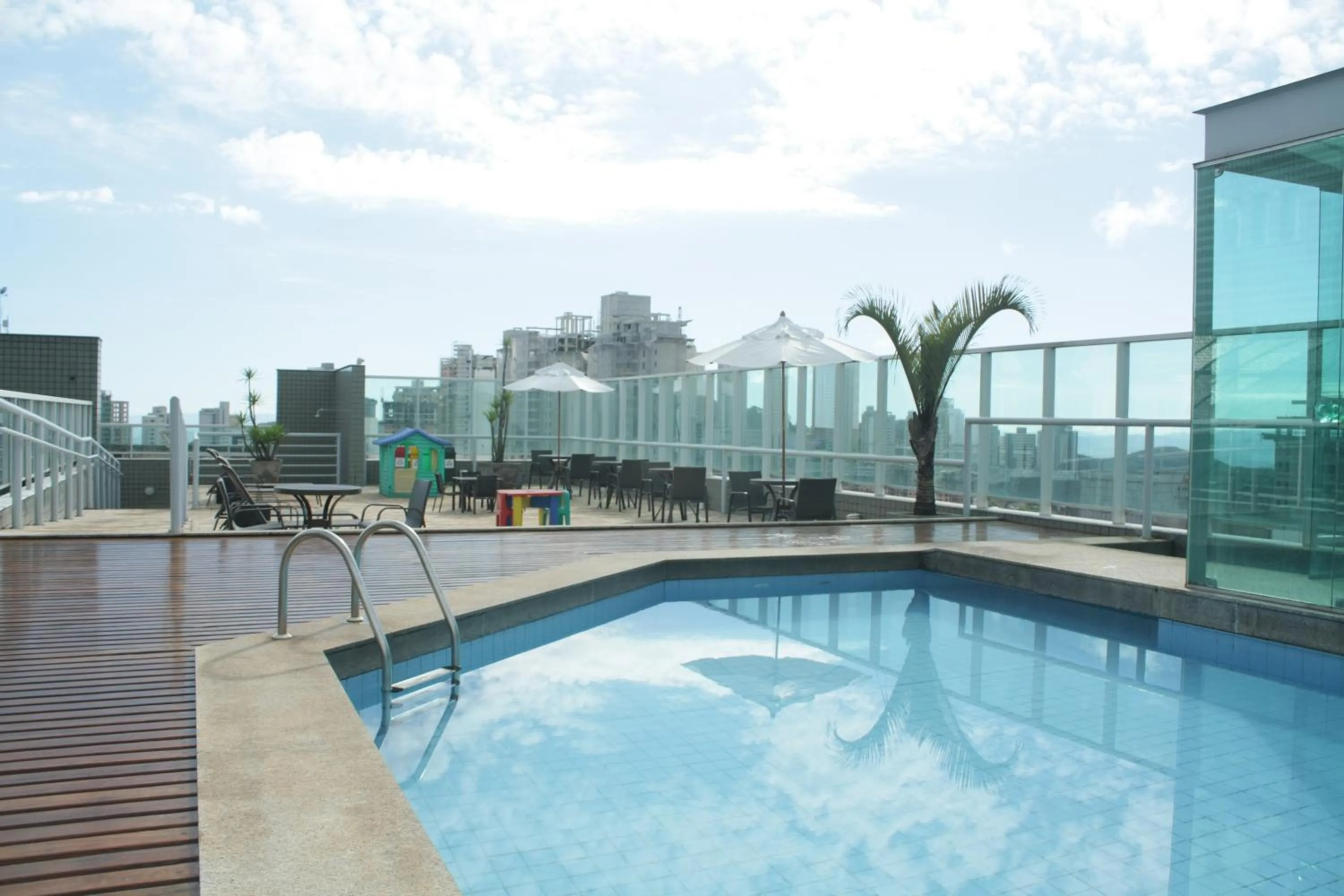 Swimming pool in Mercure Belo Horizonte Vila da Serra