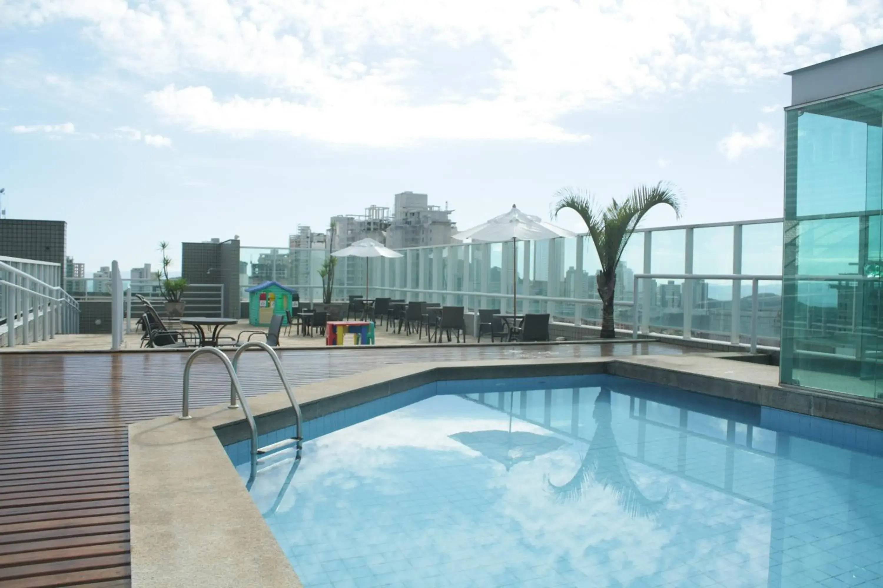 Swimming pool in Mercure Belo Horizonte Vila da Serra Swimming pool in Mercure Belo Horizonte Vila da Serra