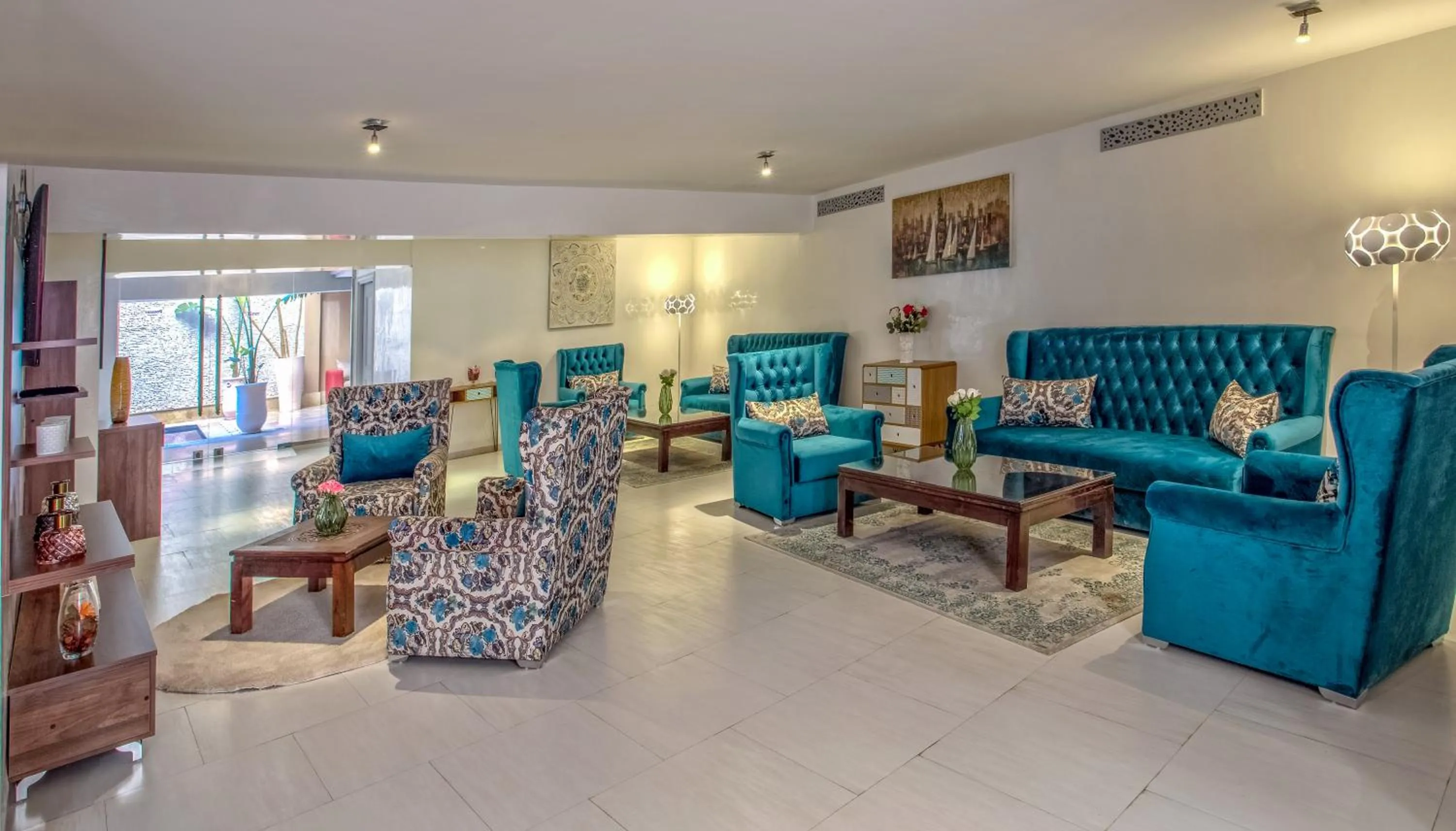 Communal lounge/ TV room in Yaad City Hotel