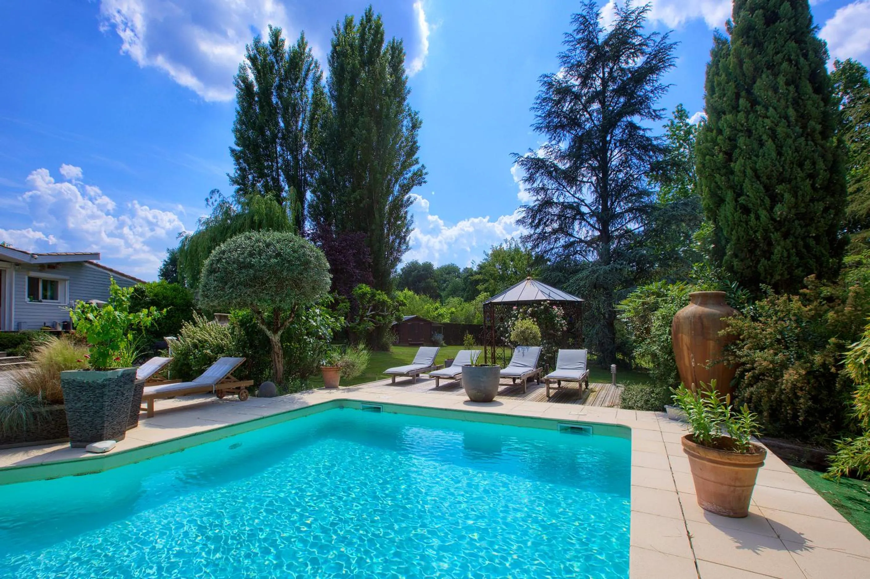 Swimming pool in B&B La Closerie 33