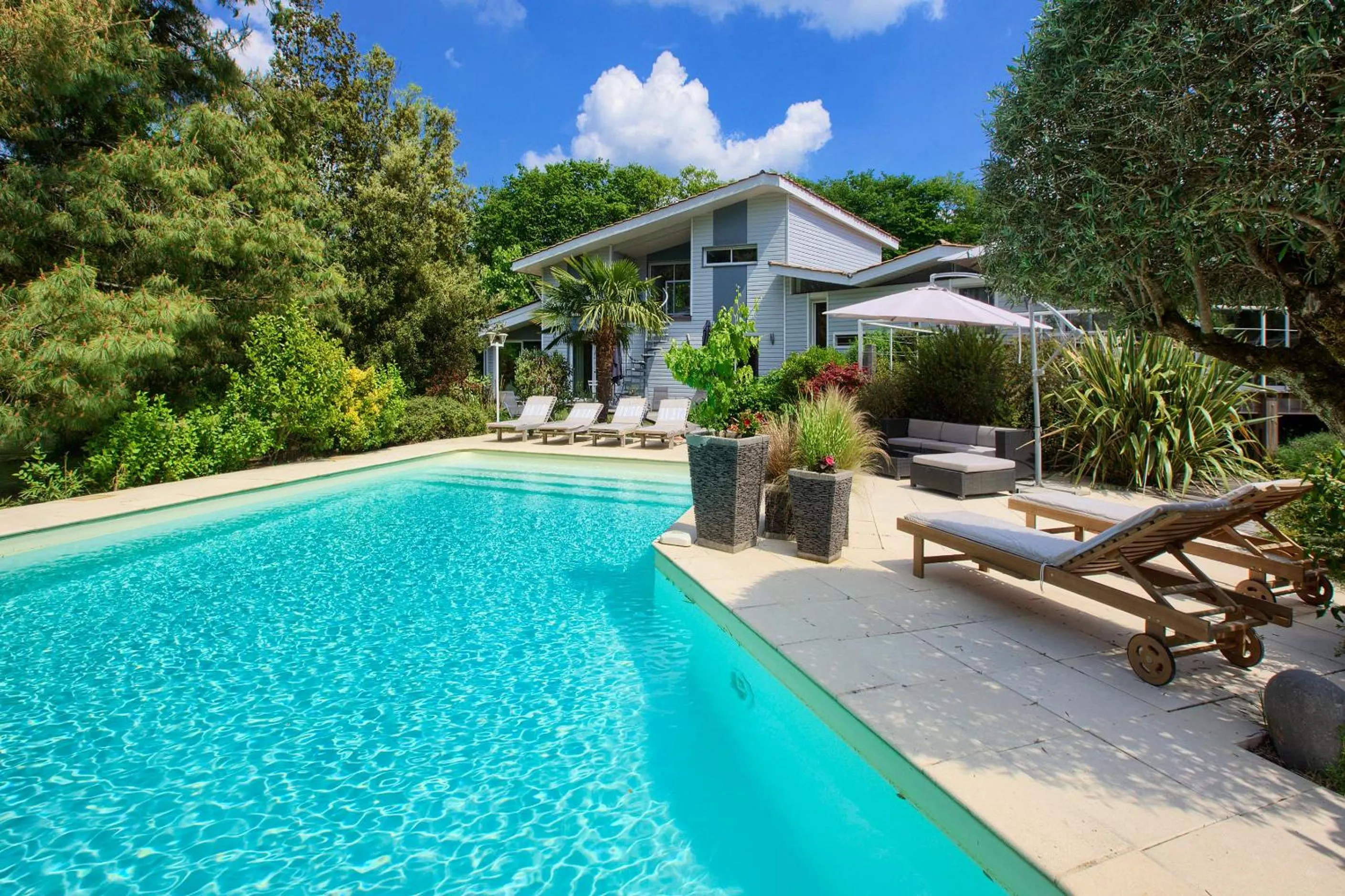 Swimming pool in B&B La Closerie 33