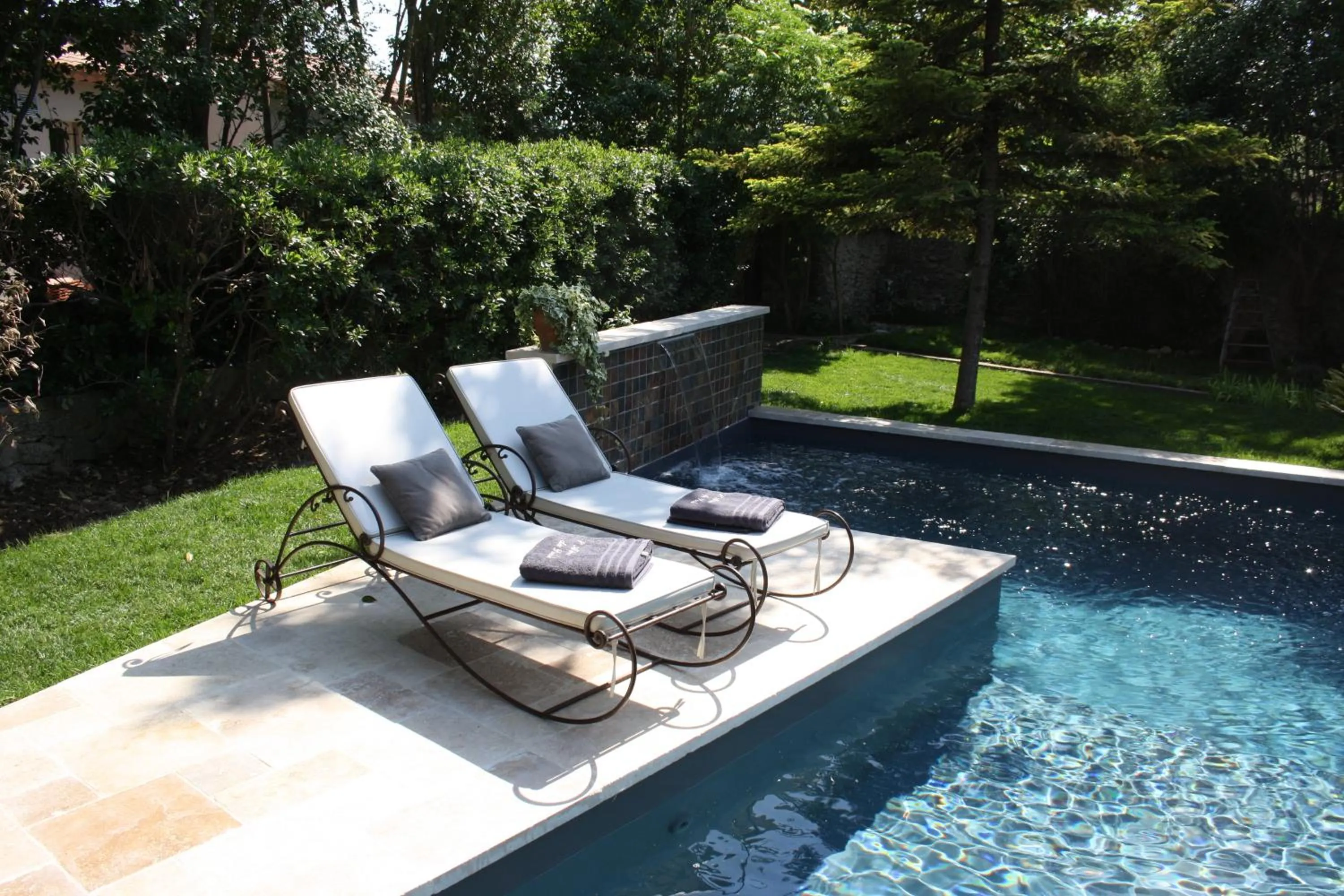 Swimming pool in L'Abri du Poète