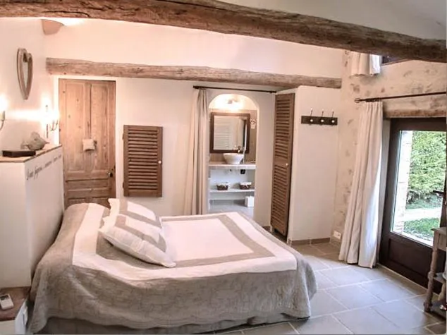 Bed in L'Abri du Poète