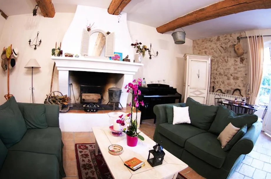 Communal lounge/ TV room in L'Abri du Poète