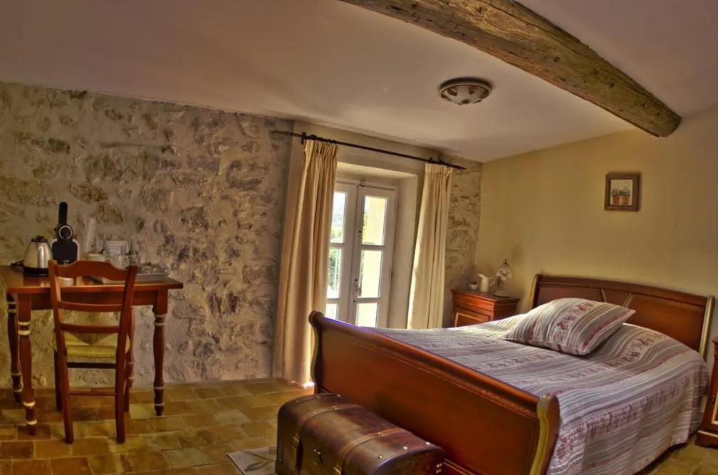 Photo of the whole room in L'Abri du Poète