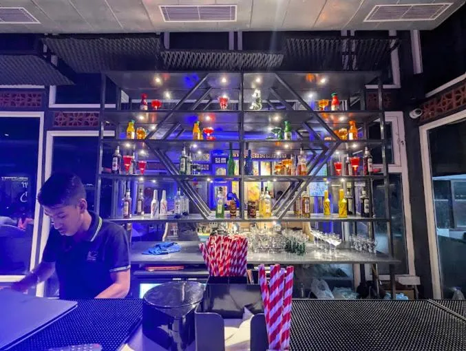 Restaurant/places to eat in HOTEL LAKE VIEW