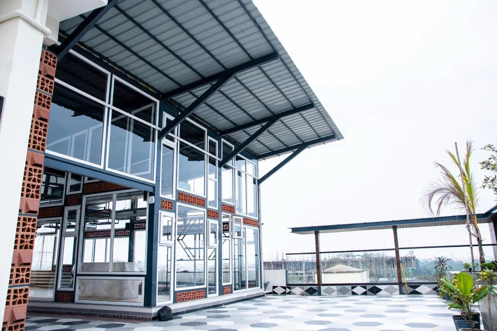 Restaurant/places to eat in HOTEL LAKE VIEW