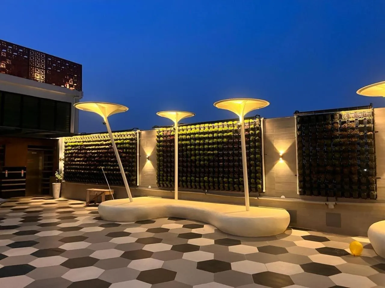 Restaurant/places to eat in HOTEL LAKE VIEW