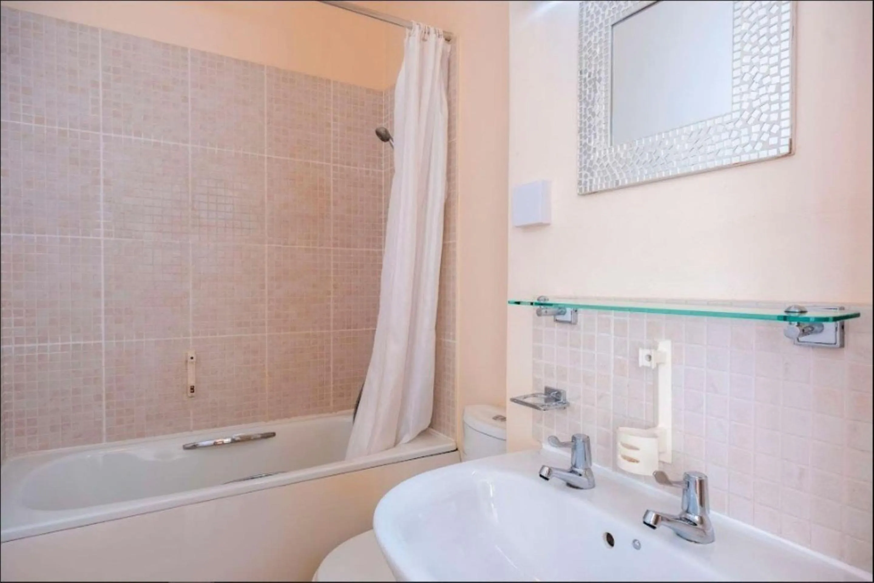 Bathroom in Broadfield Park Hotel