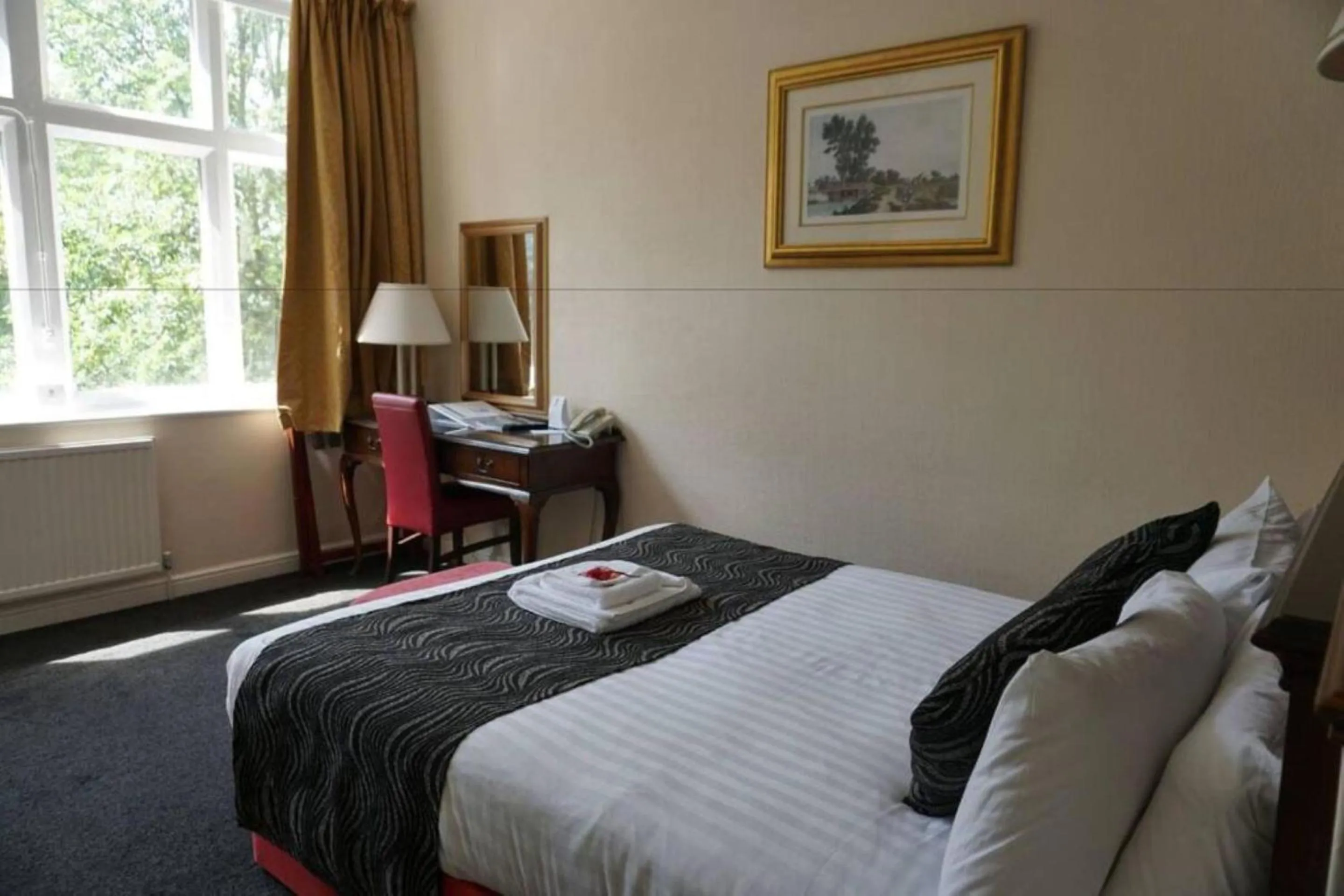 Bedroom, Bed in Broadfield Park Hotel