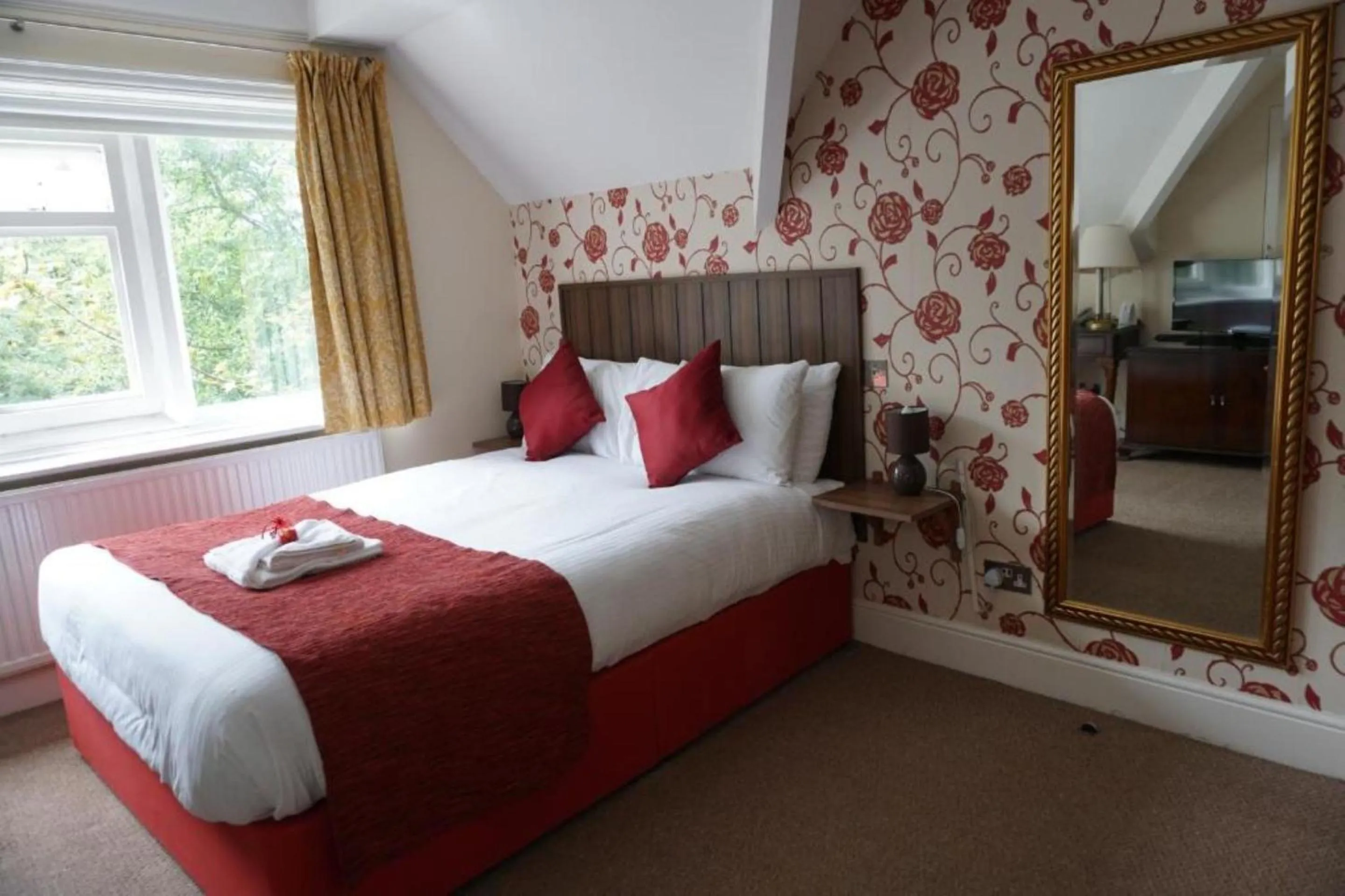 Bedroom, Bed in Broadfield Park Hotel