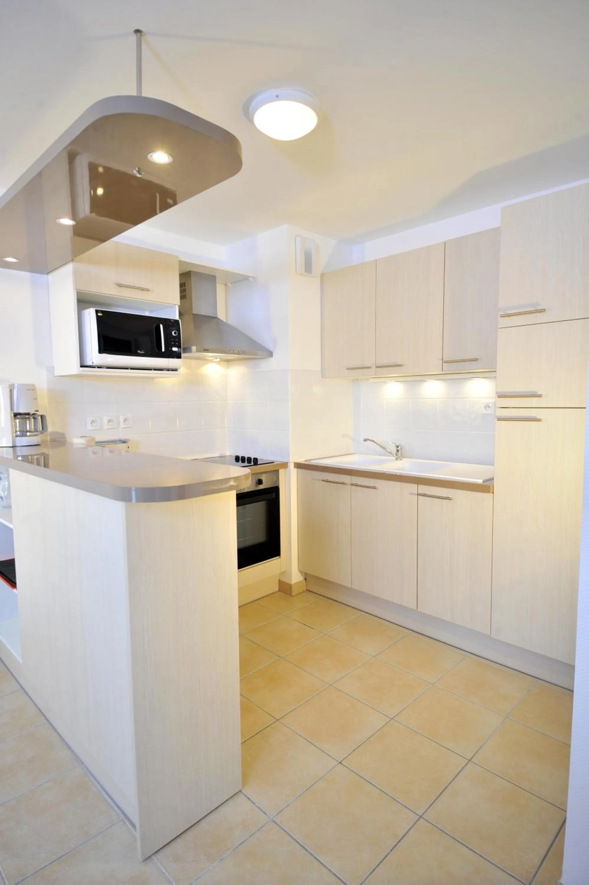 Kitchen or kitchenette in Lagrange Vacances - Résidence Jardin Mauresque