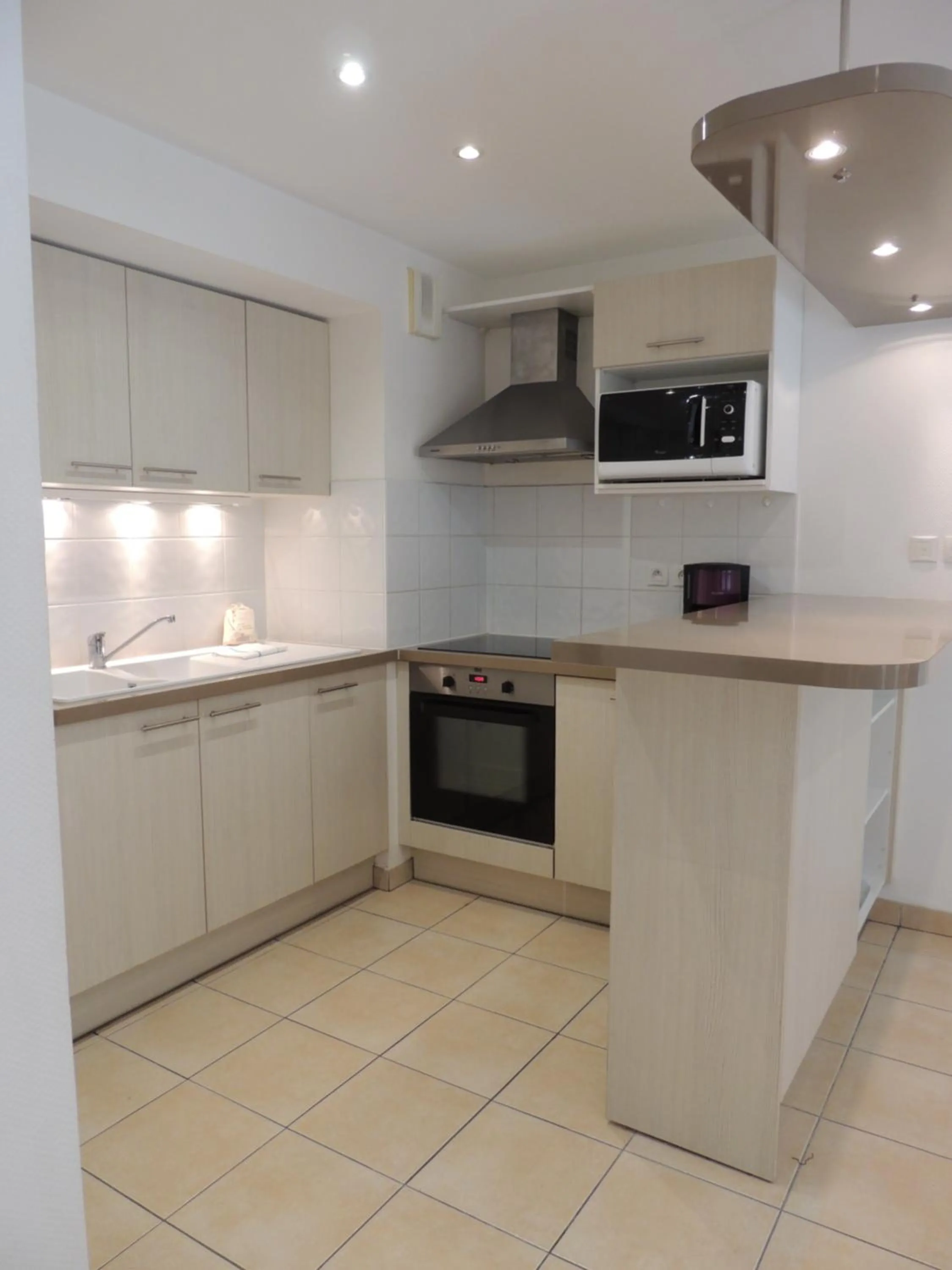 Kitchen or kitchenette in Lagrange Vacances - Résidence Jardin Mauresque