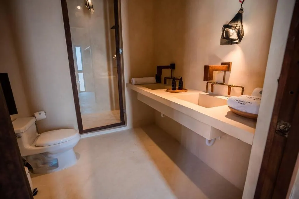 Bathroom in Casa Mandarina 4BDR by Cercana