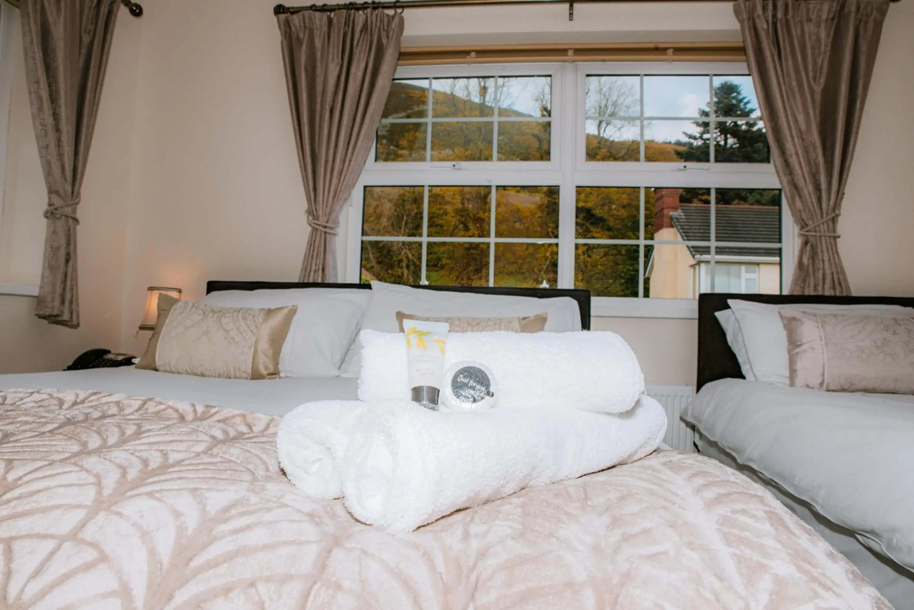 Double or Twin Room with Mountain View - single occupancy in Seaview Guesthouse Double or Twin Room with Mountain View - single occupancy in Seaview Guesthouse