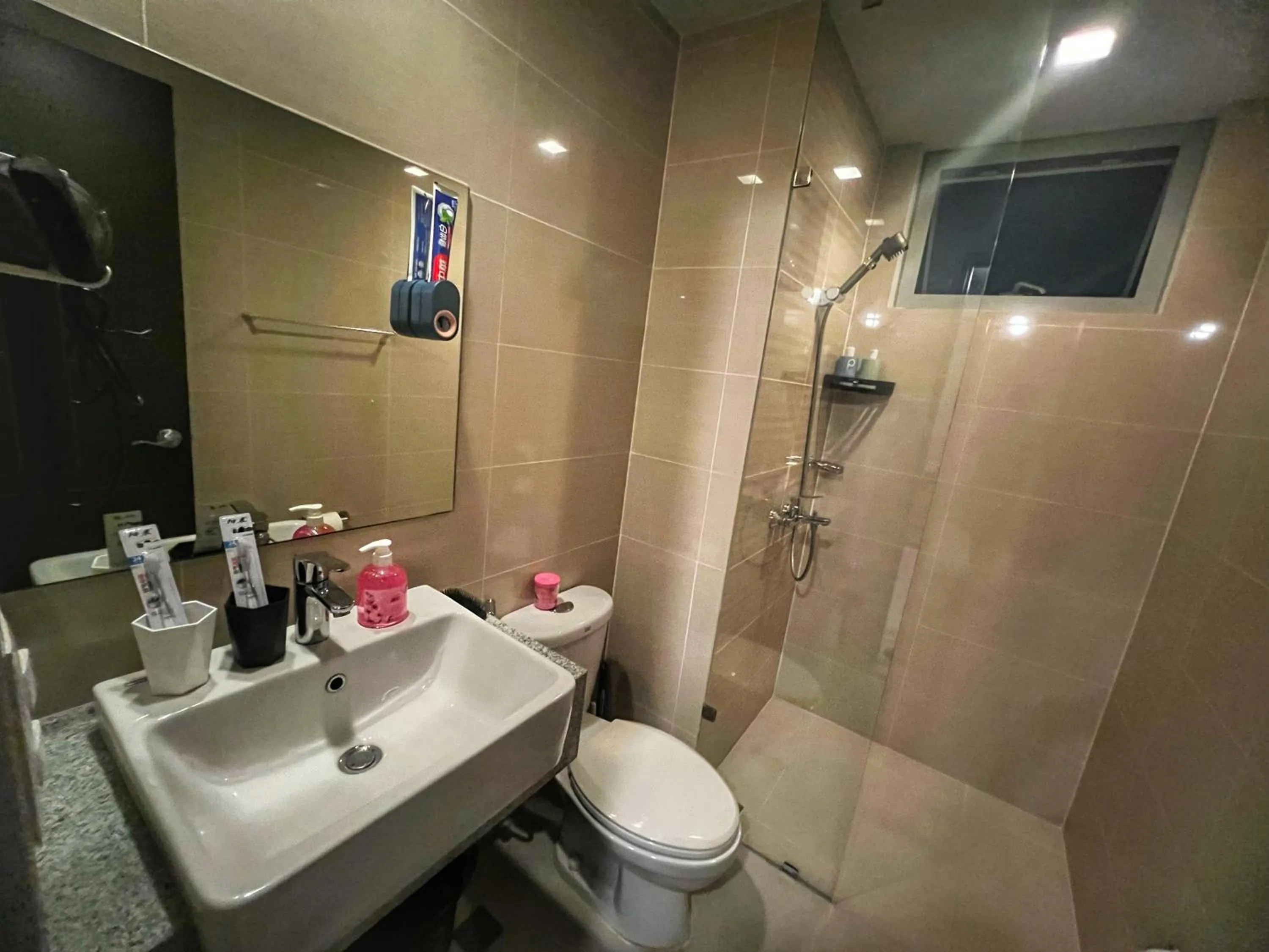 Shower in EG Private House -BGC UPTOWN