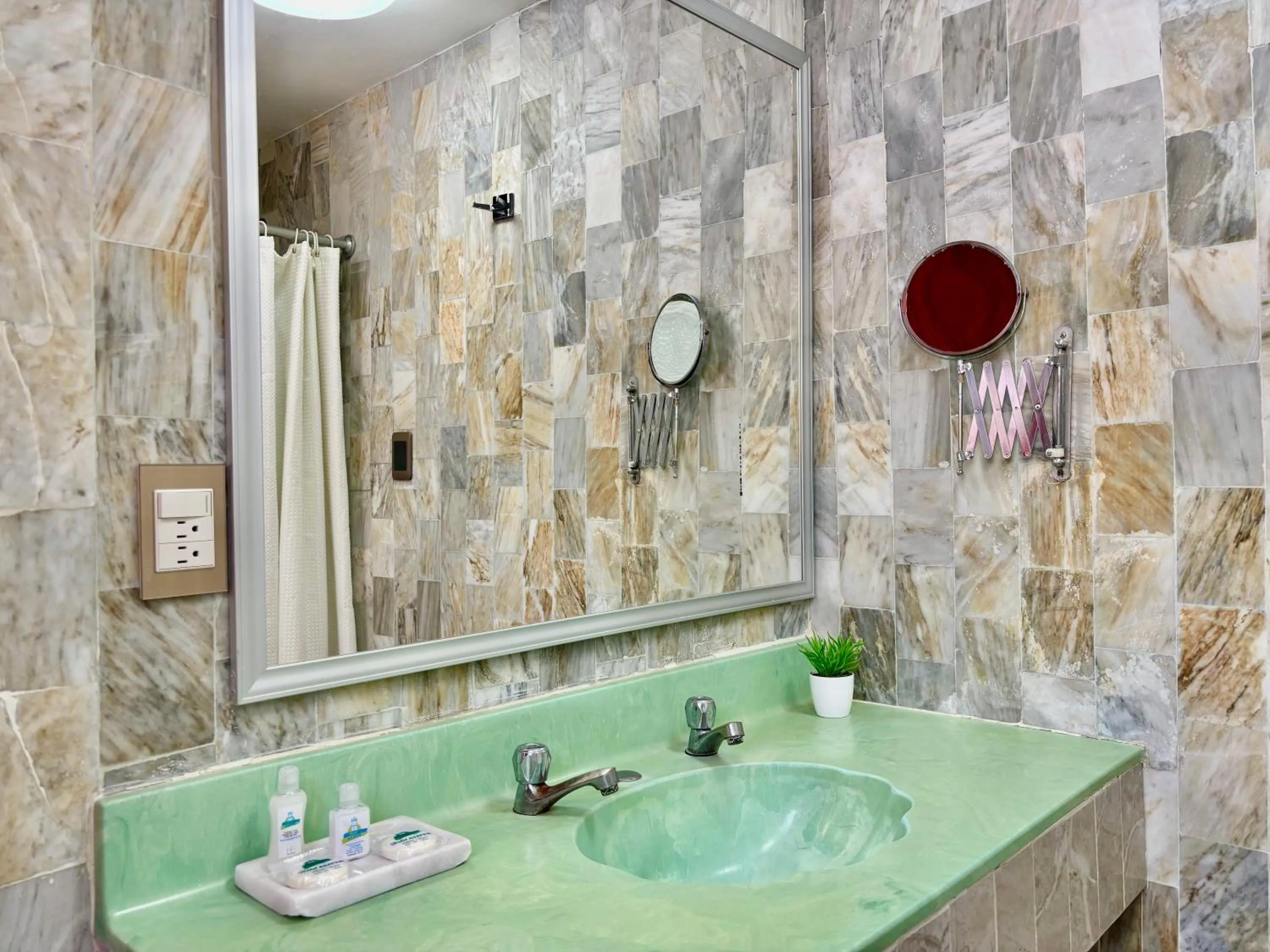 Shower in Hotel Alifer