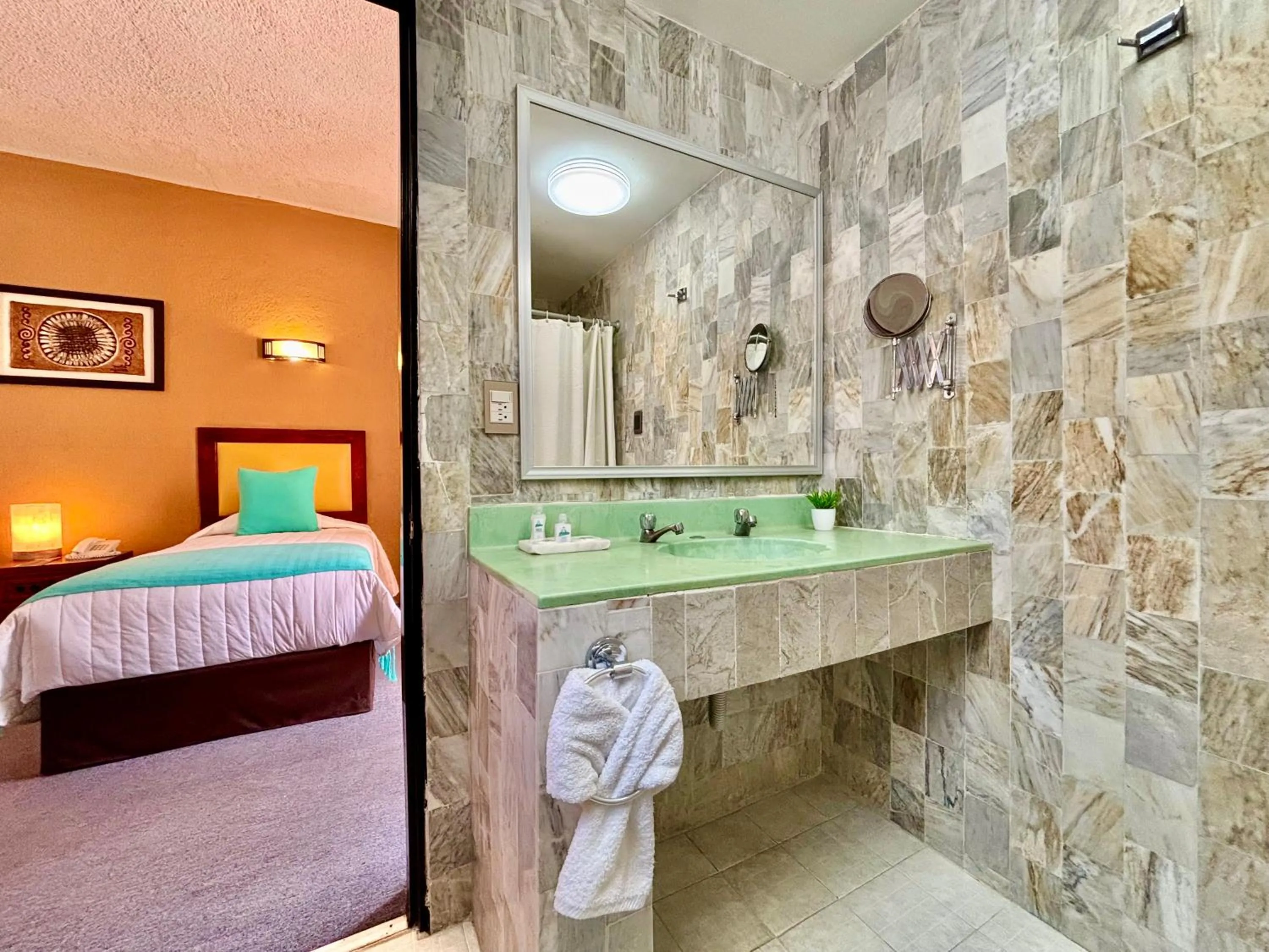 Shower, Bed in Hotel Alifer