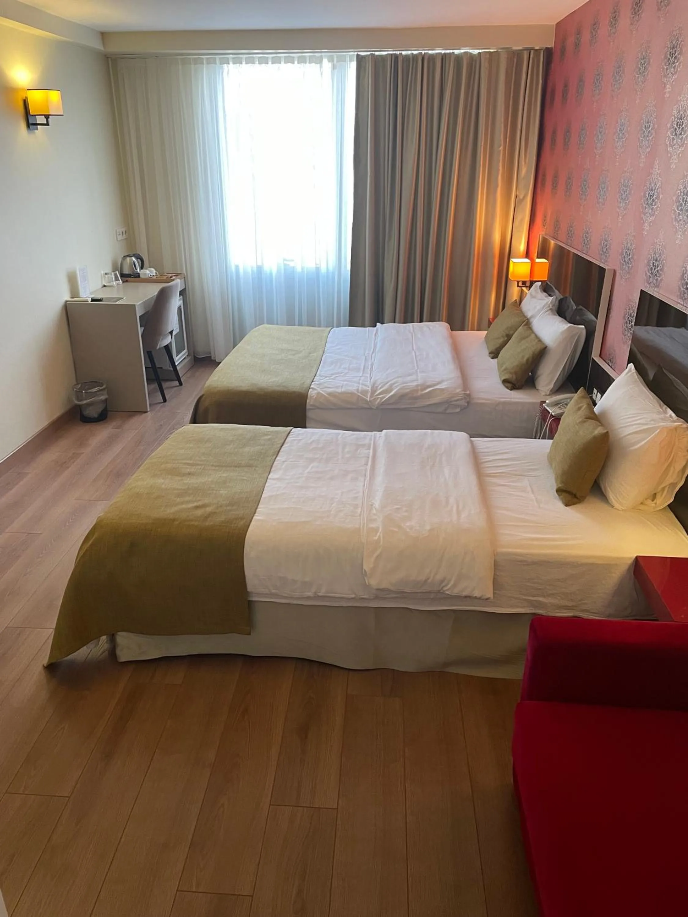 Seating area, Bed in Era Palace Hotel