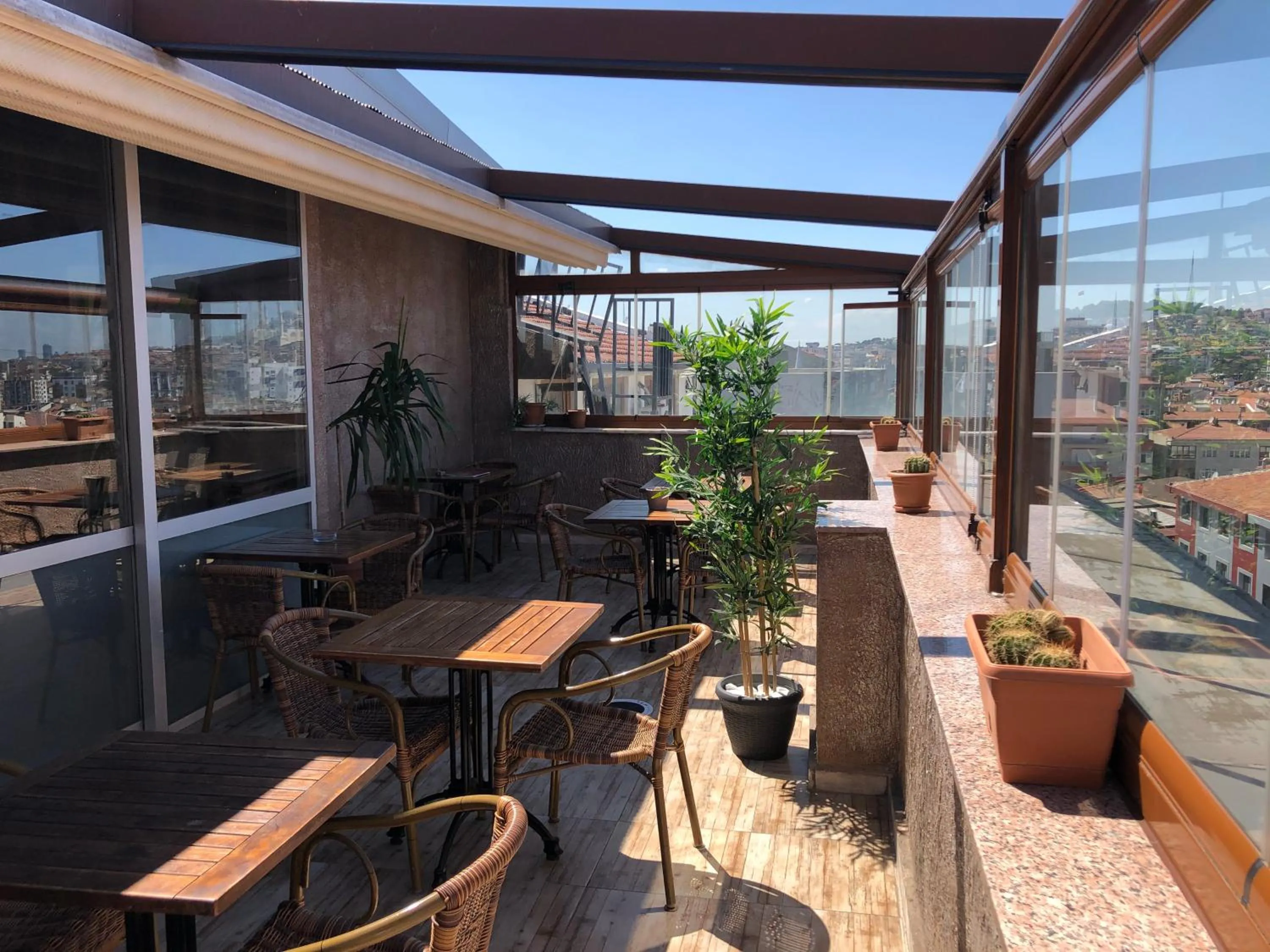 Restaurant/places to eat in Era Palace Hotel