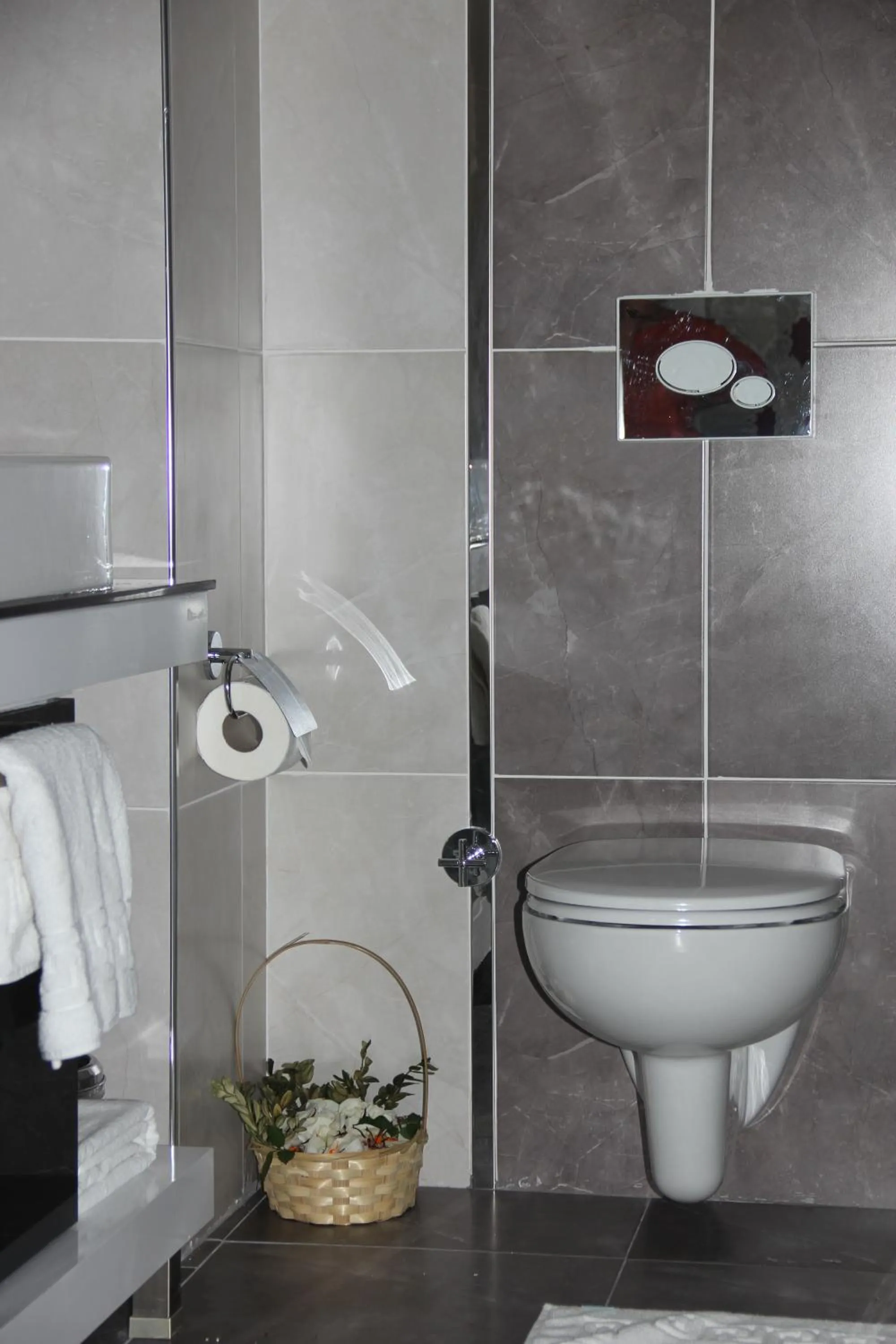 Toilet in Era Palace Hotel