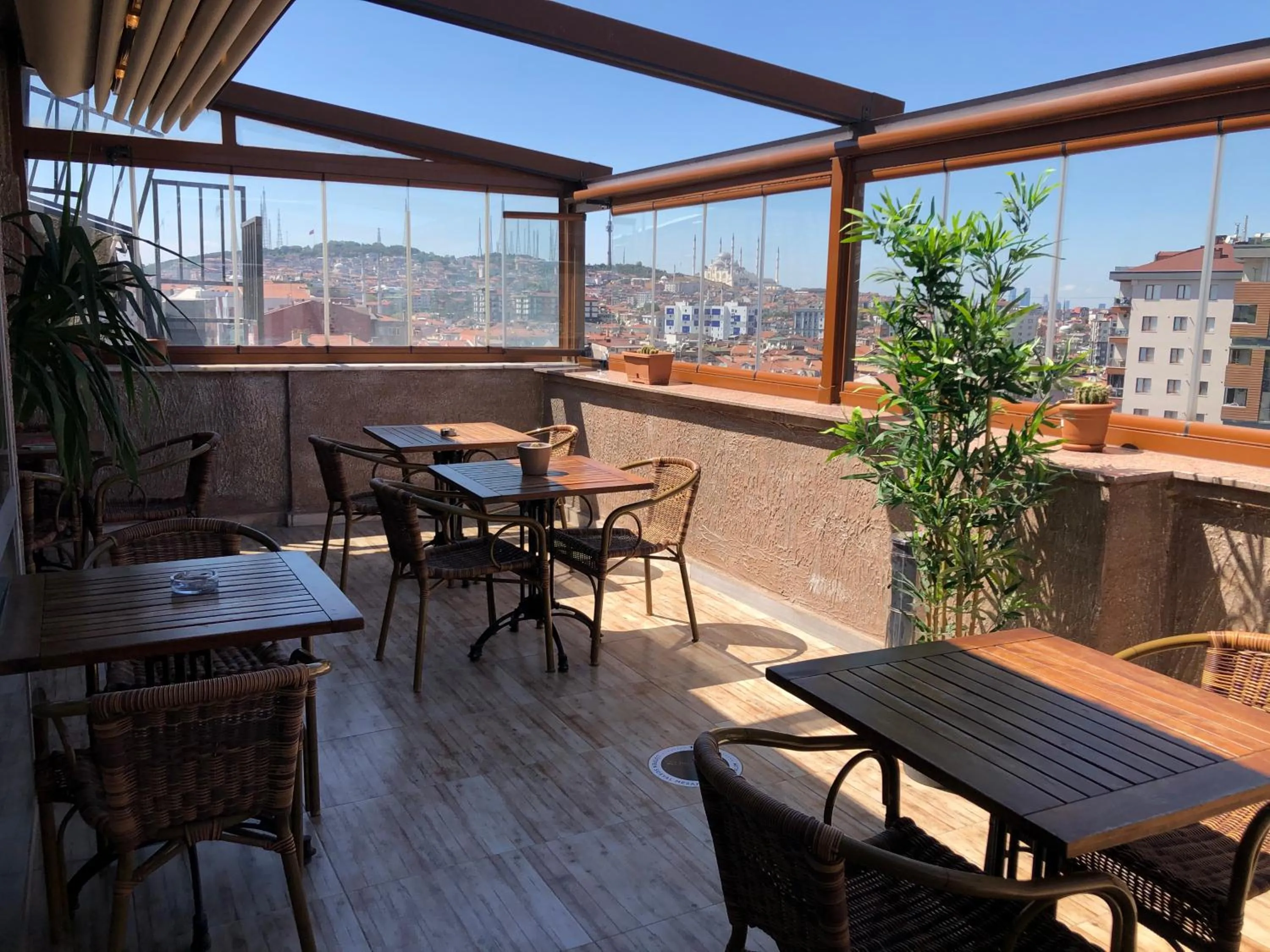 Restaurant/places to eat in Era Palace Hotel