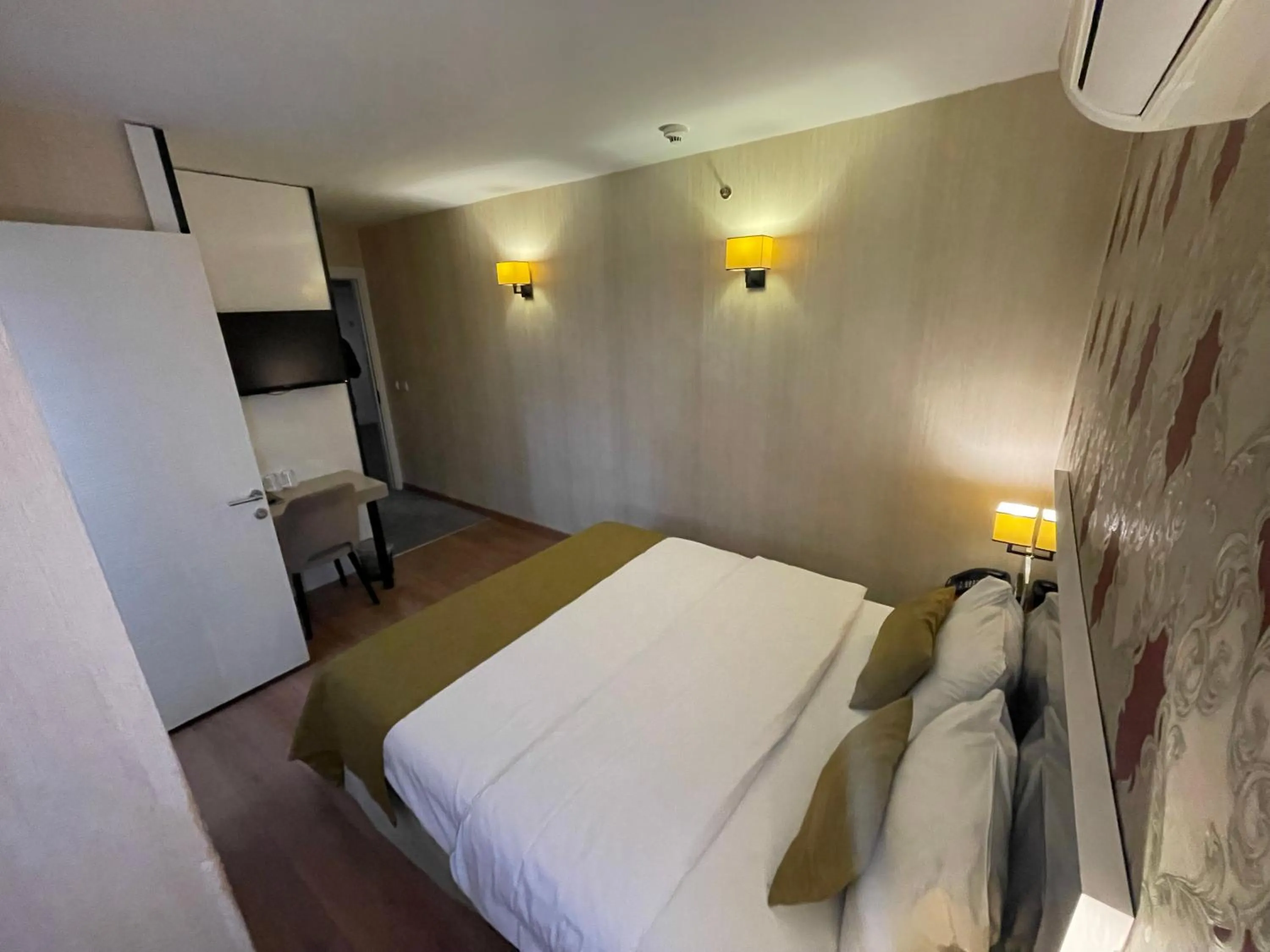 TV and multimedia, Bed in Era Palace Hotel