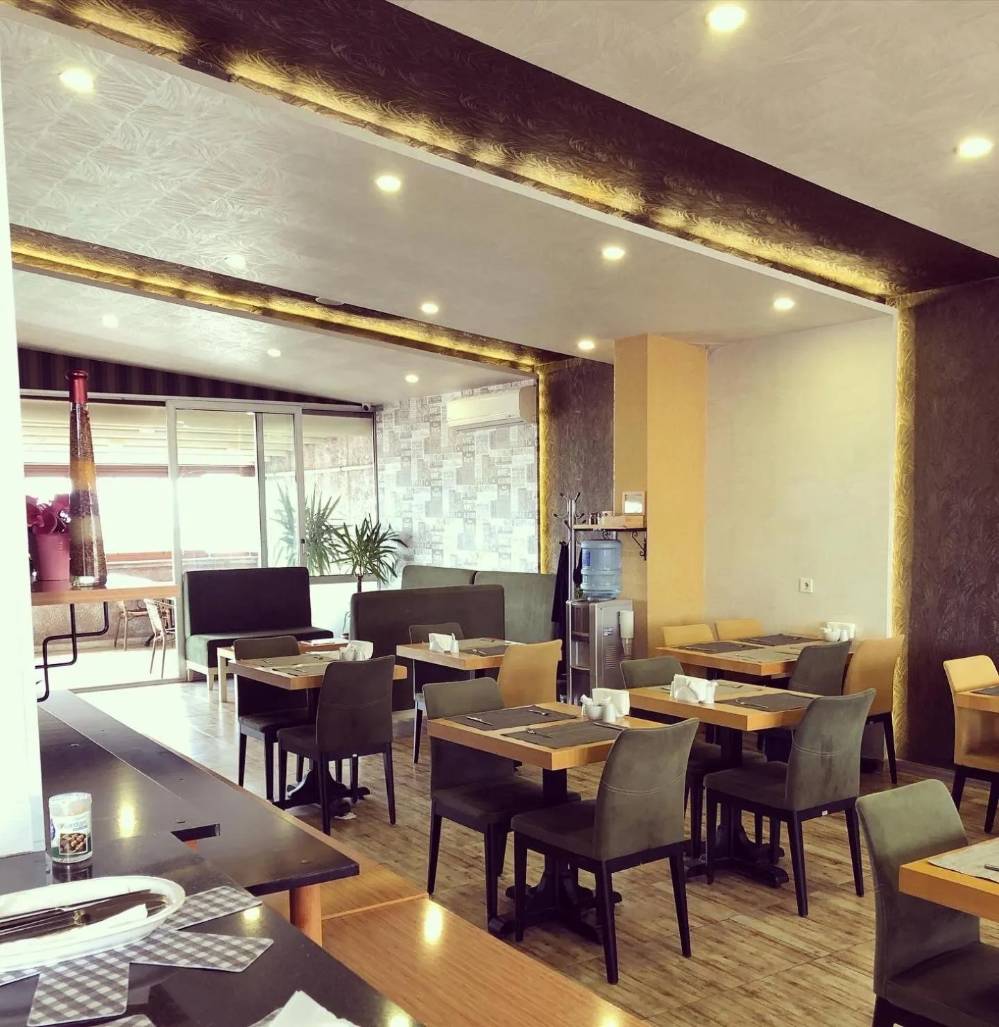 Restaurant/places to eat in Era Palace Hotel