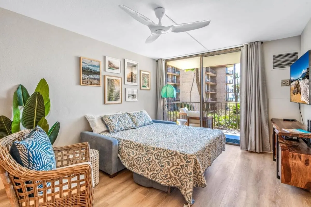 Bed in Oceanfront Kihei Paradise Vistas